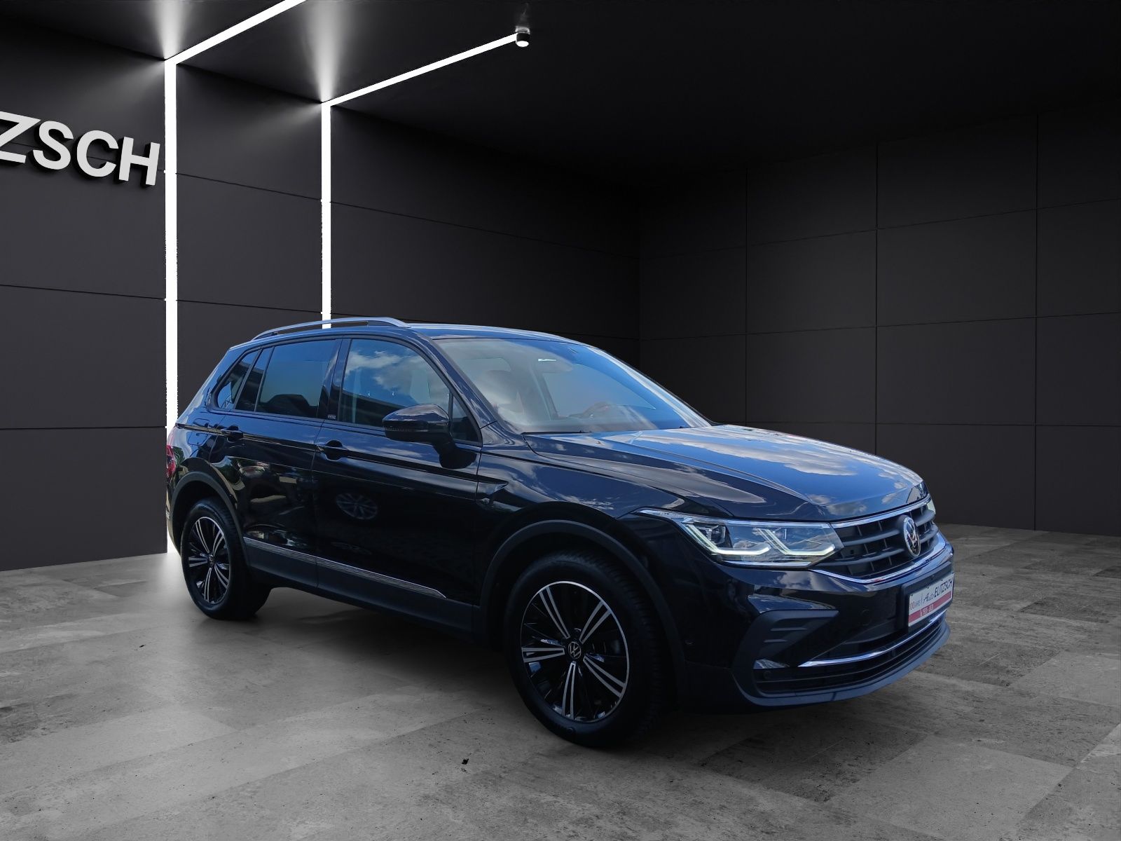 Fahrzeugabbildung Volkswagen Tiguan TDI United DSG Matrix Navi HUD AID ACC RF
