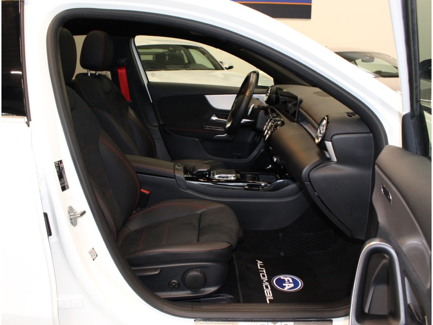 Fahrzeugabbildung Mercedes-Benz A 35 AMG 4Matic MULTIBEAM*STDHZ*Pano*Kamera