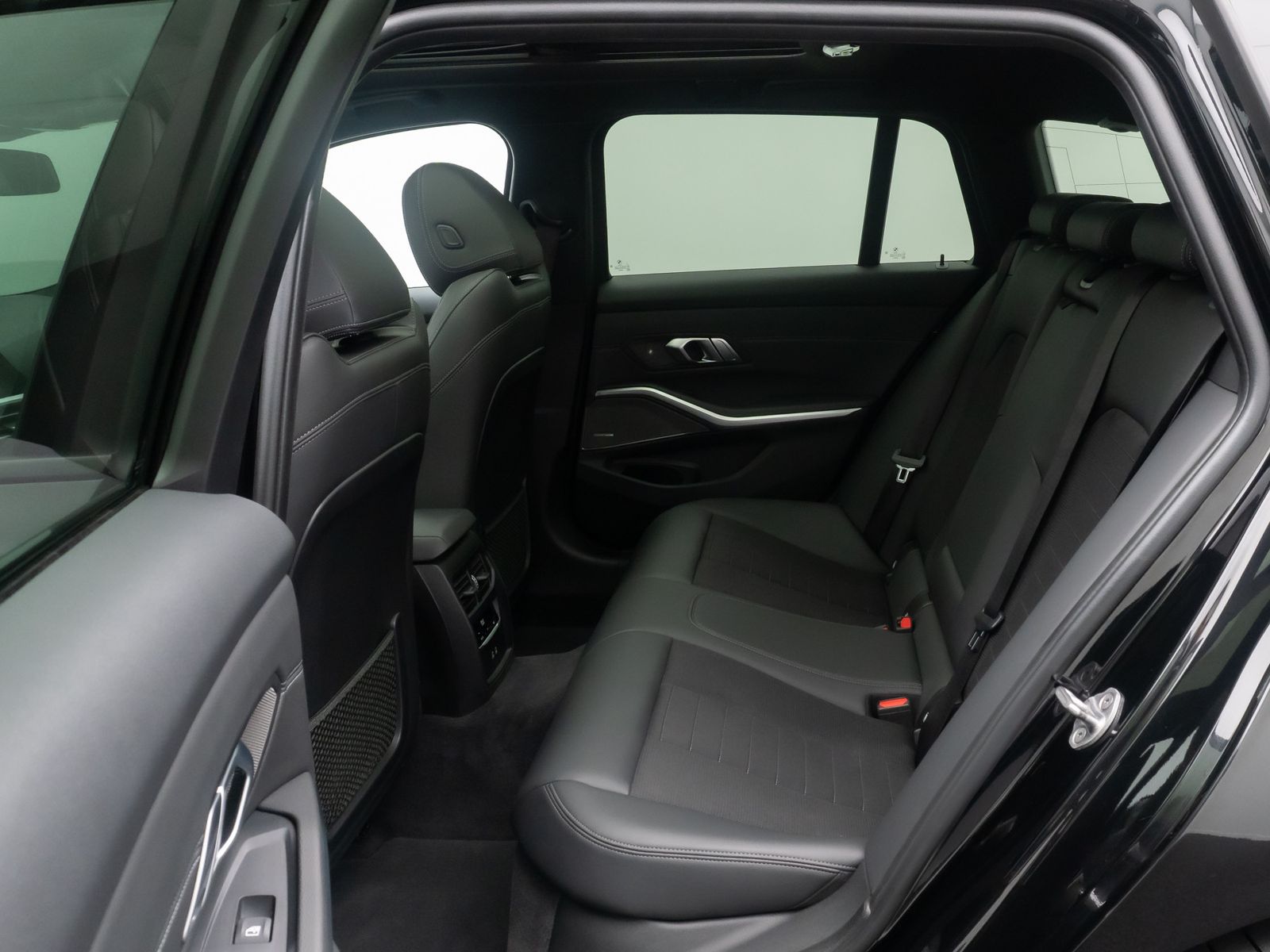 Fahrzeugabbildung BMW 320d ACC Alarm HUD DAB H/K Panoram Sportsitz 19"