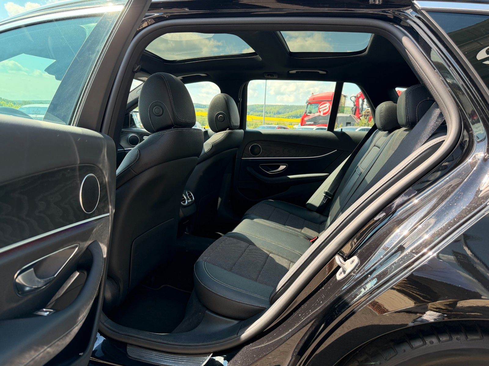 Fahrzeugabbildung Mercedes-Benz E 200 T Avantgarde+Pano+RKamera+Ambiente+TotW