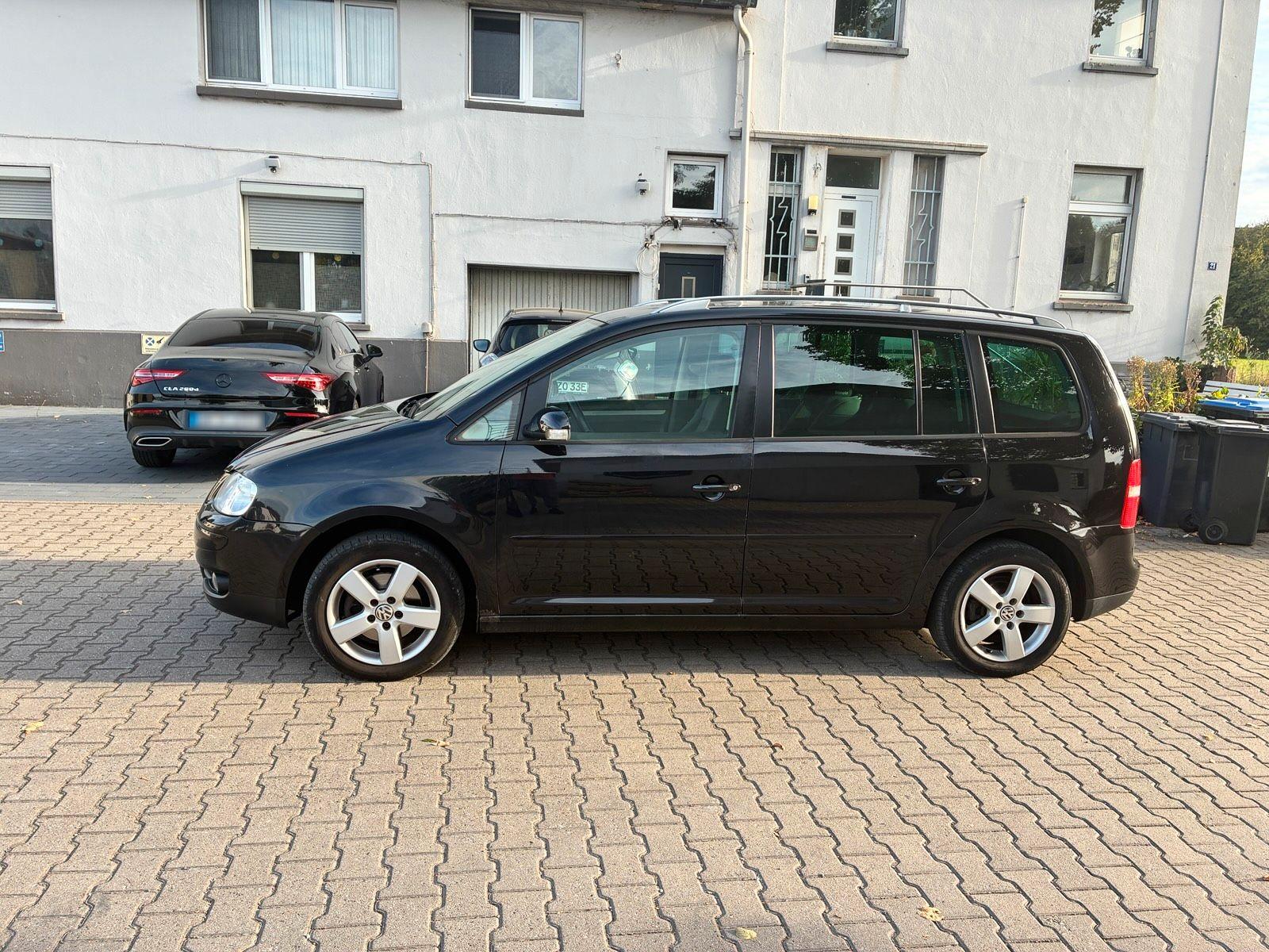 Volkswagen Touran 2005 — rear view
