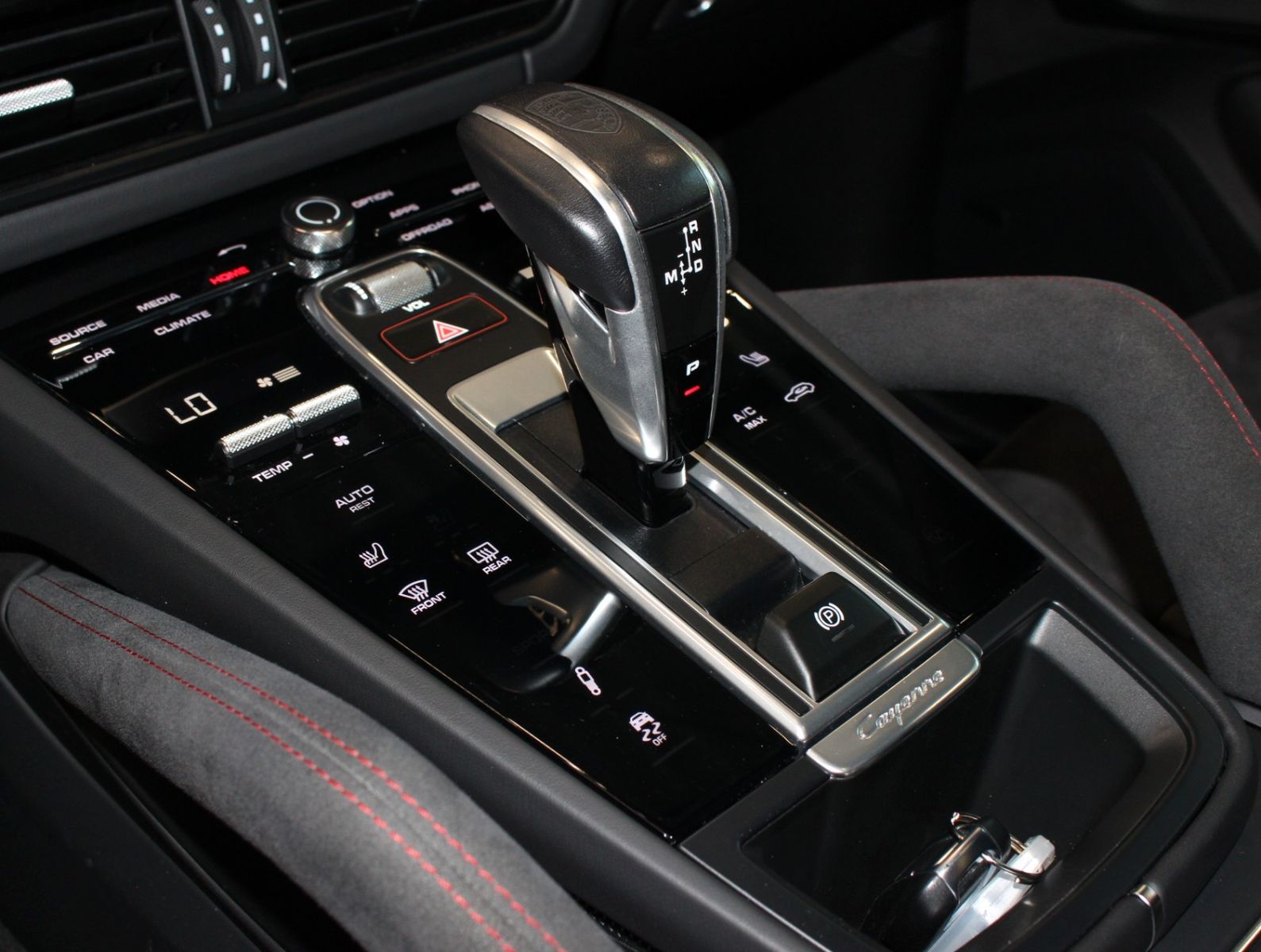 Fahrzeugabbildung Porsche Cayenne GTS Sport Chrono+Sport Design+HUD+ACC