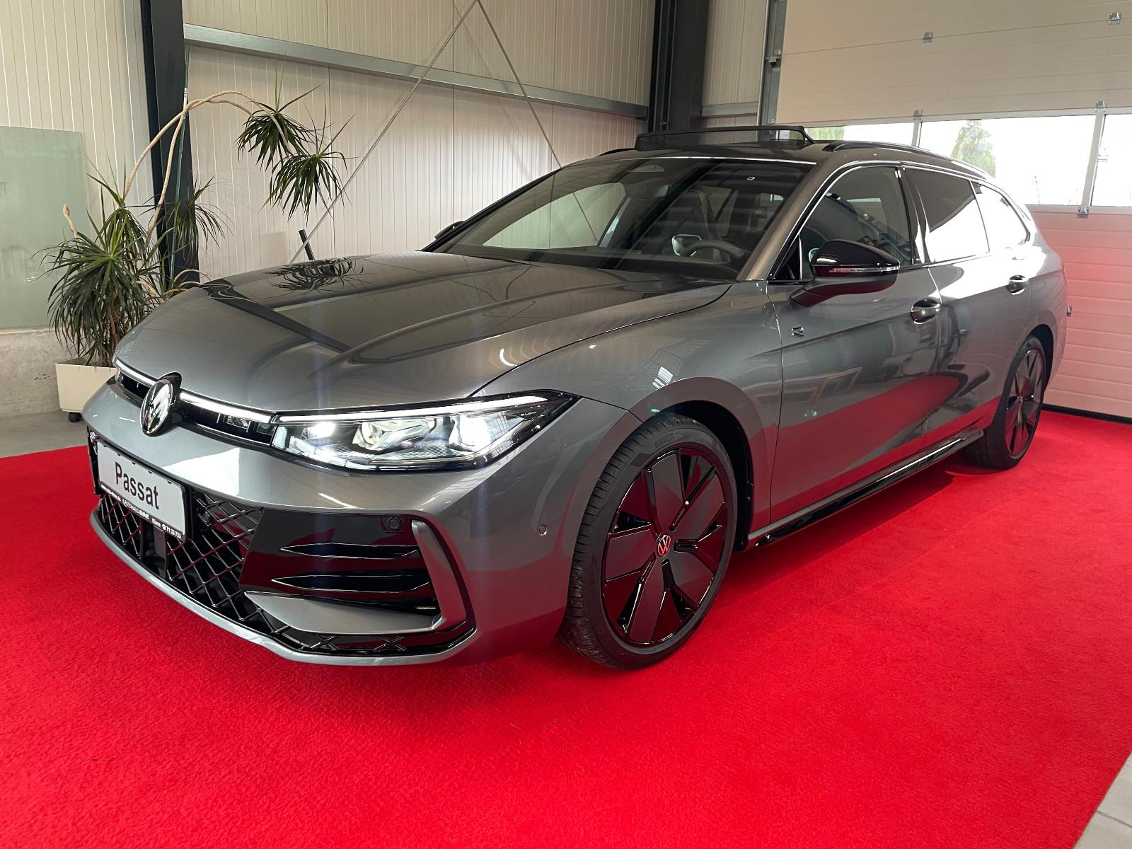 Volkswagen Passat Var. R-LINE 1.5 eTSI DSG *PANO*BLACK*AHK*