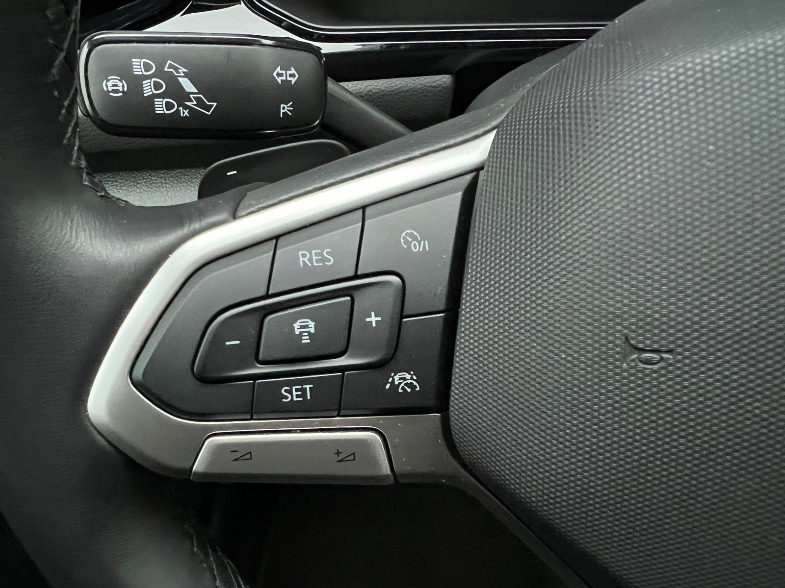 Fahrzeugabbildung Volkswagen T-Roc Style 1.5 TSI DSG *AHK, LED, BlackStyle, 1