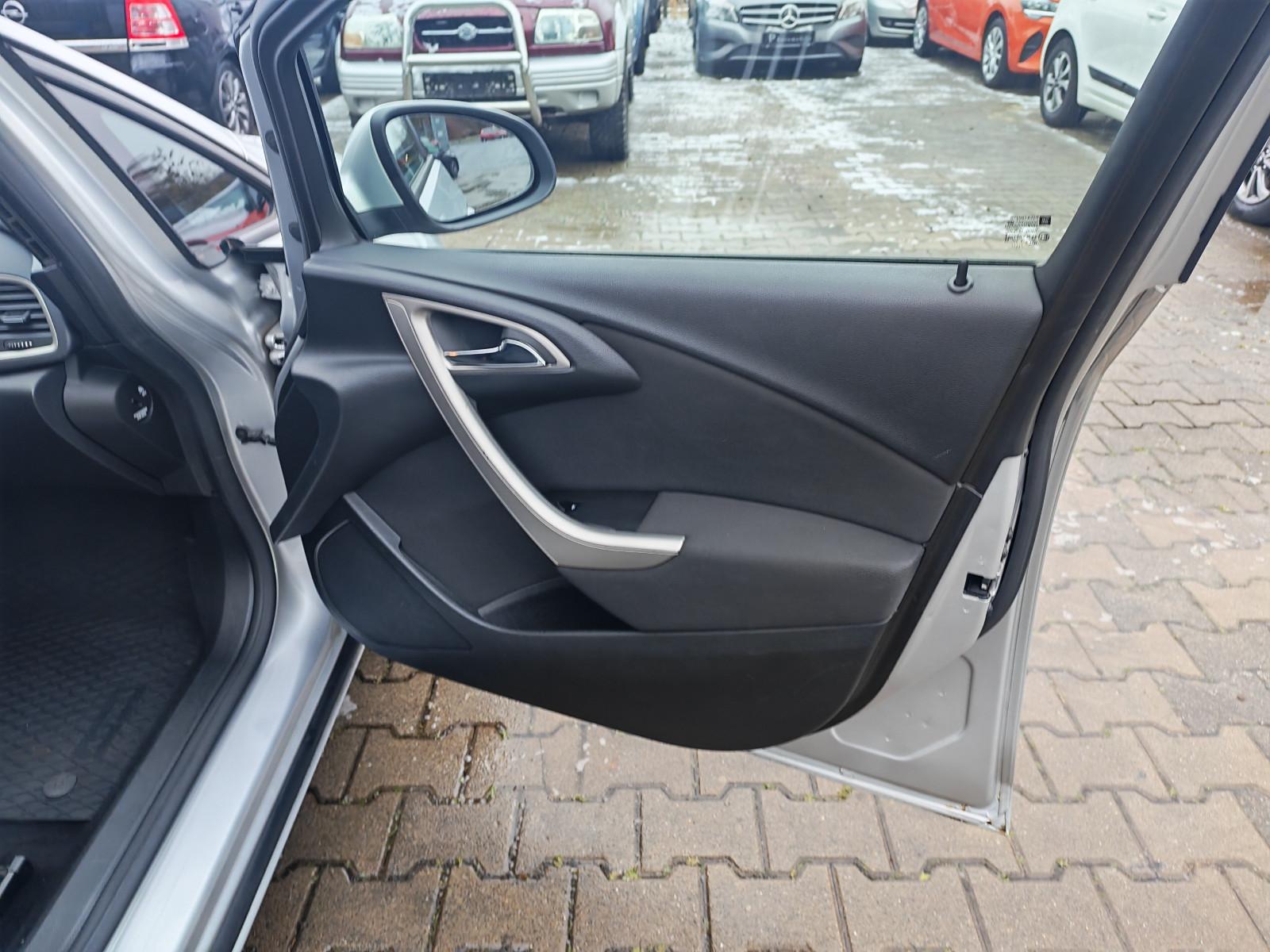 Opel Astra 2011 — photo 22