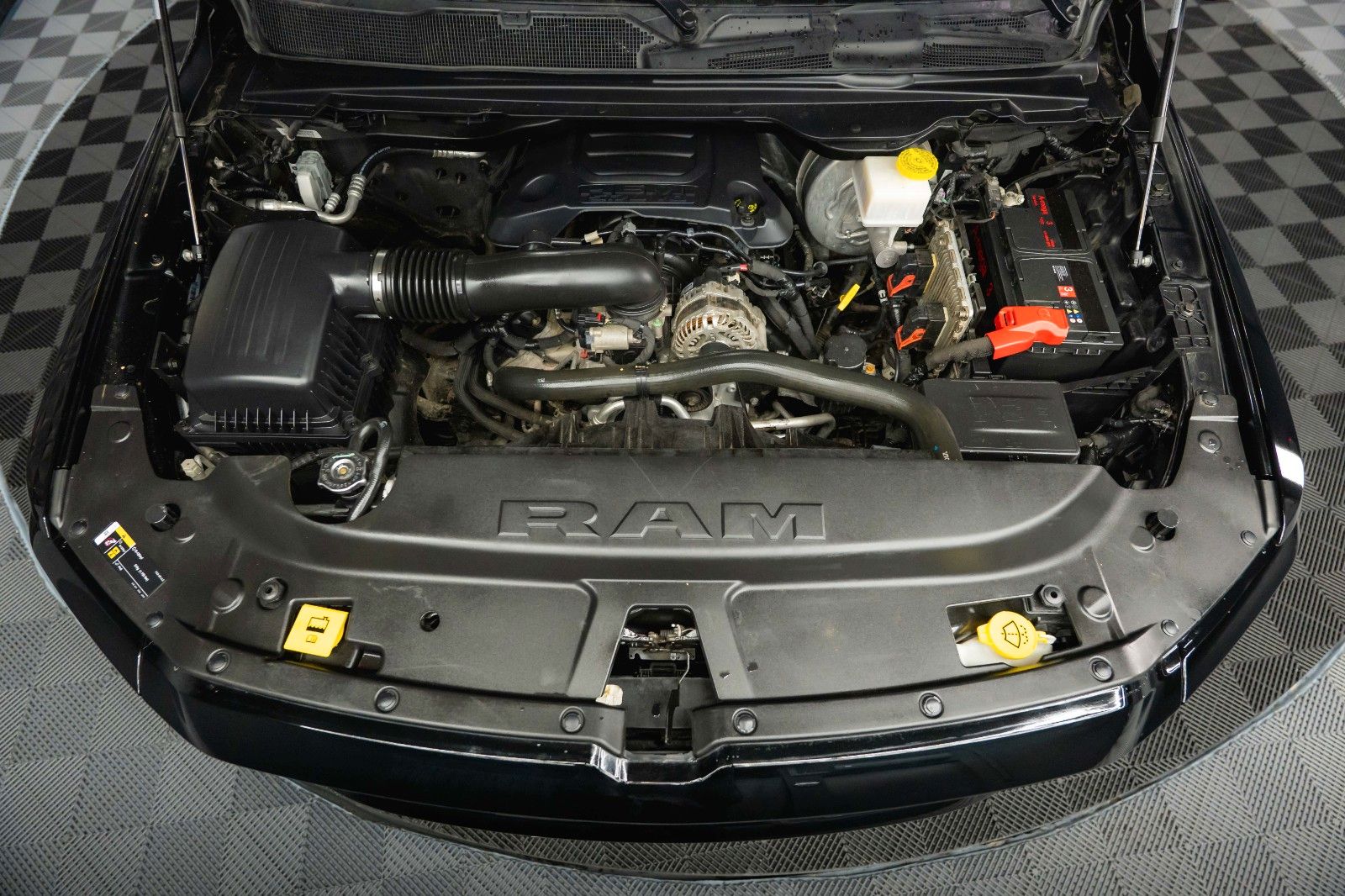 Fahrzeugabbildung Dodge RAM 5.7 V8 HEMI 4x4 Offroad Night-Paket LED 19%