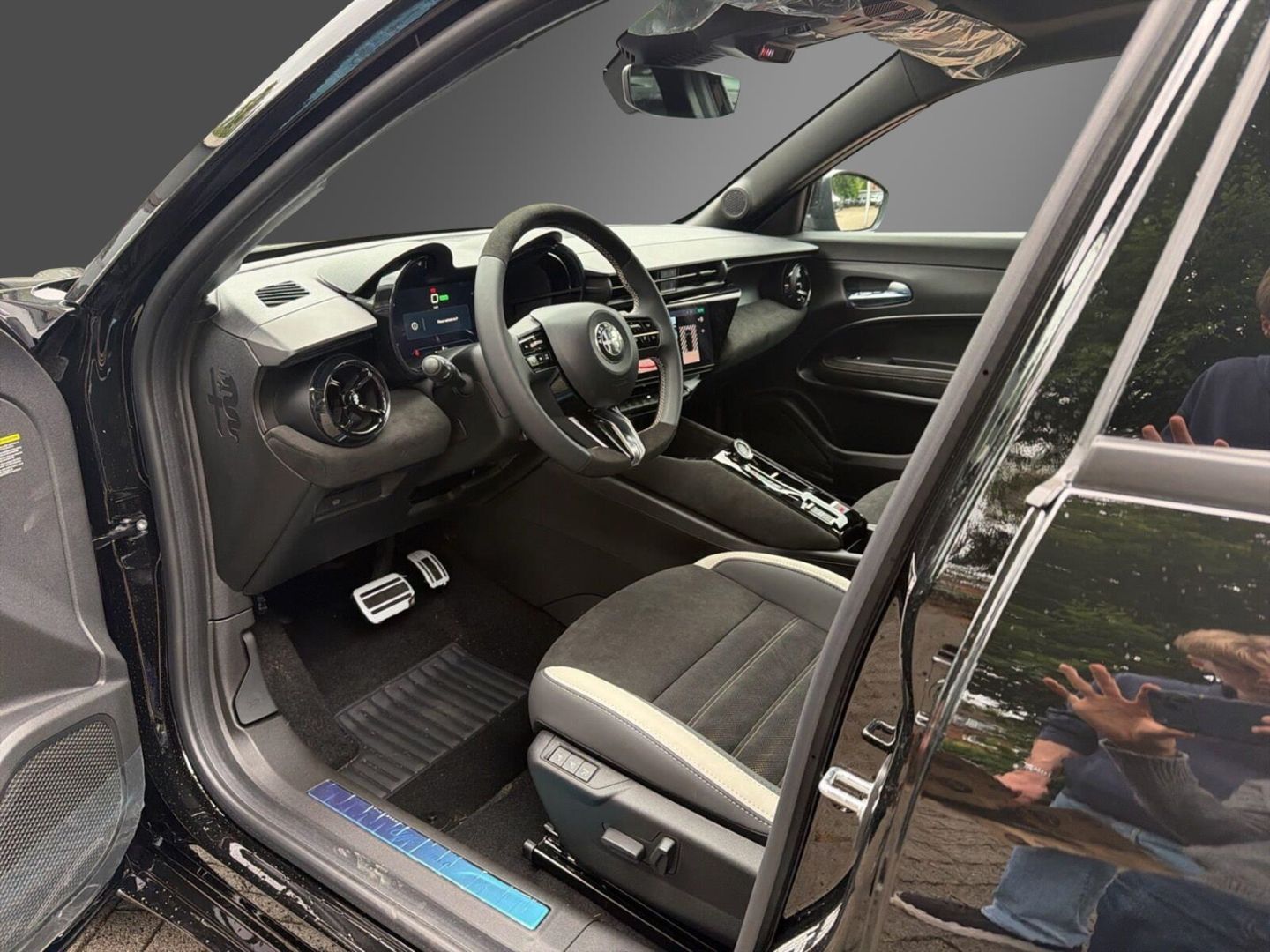 Fahrzeugabbildung Alfa Romeo Junior Elettrica Sport Speciale -Panorama-Wärmep