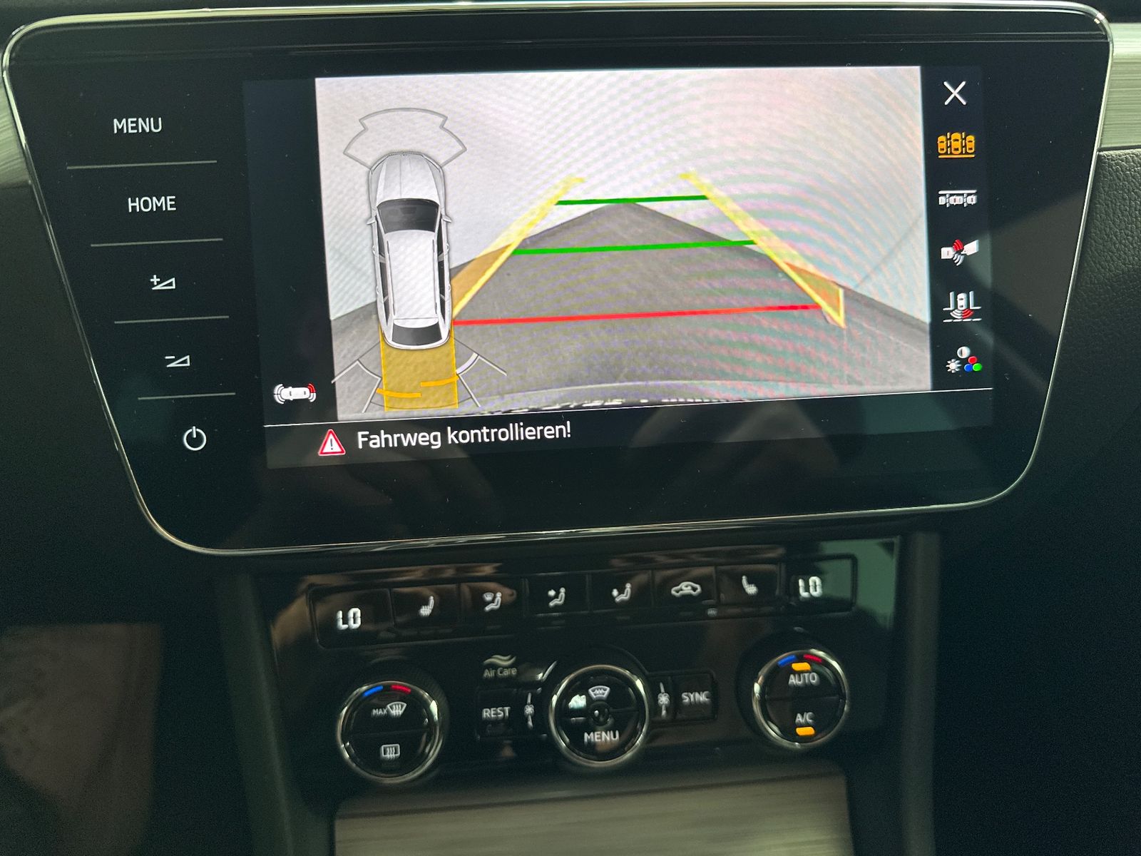 Fahrzeugabbildung SKODA Superb Combi Ambition NAV+LED+ACC+PANORAMA+17ZO