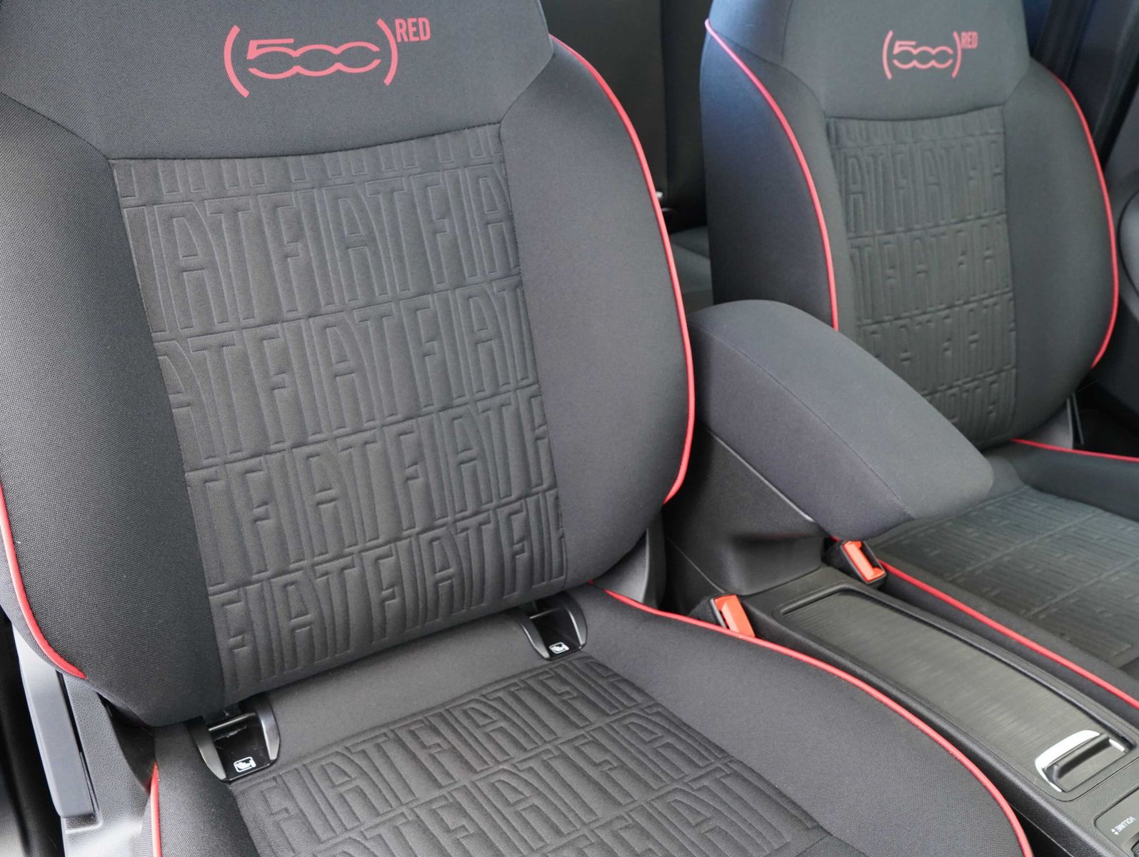 Fahrzeugabbildung Fiat 500e Red 70KW/23,8kWh/DC-LADEN/KAMERA