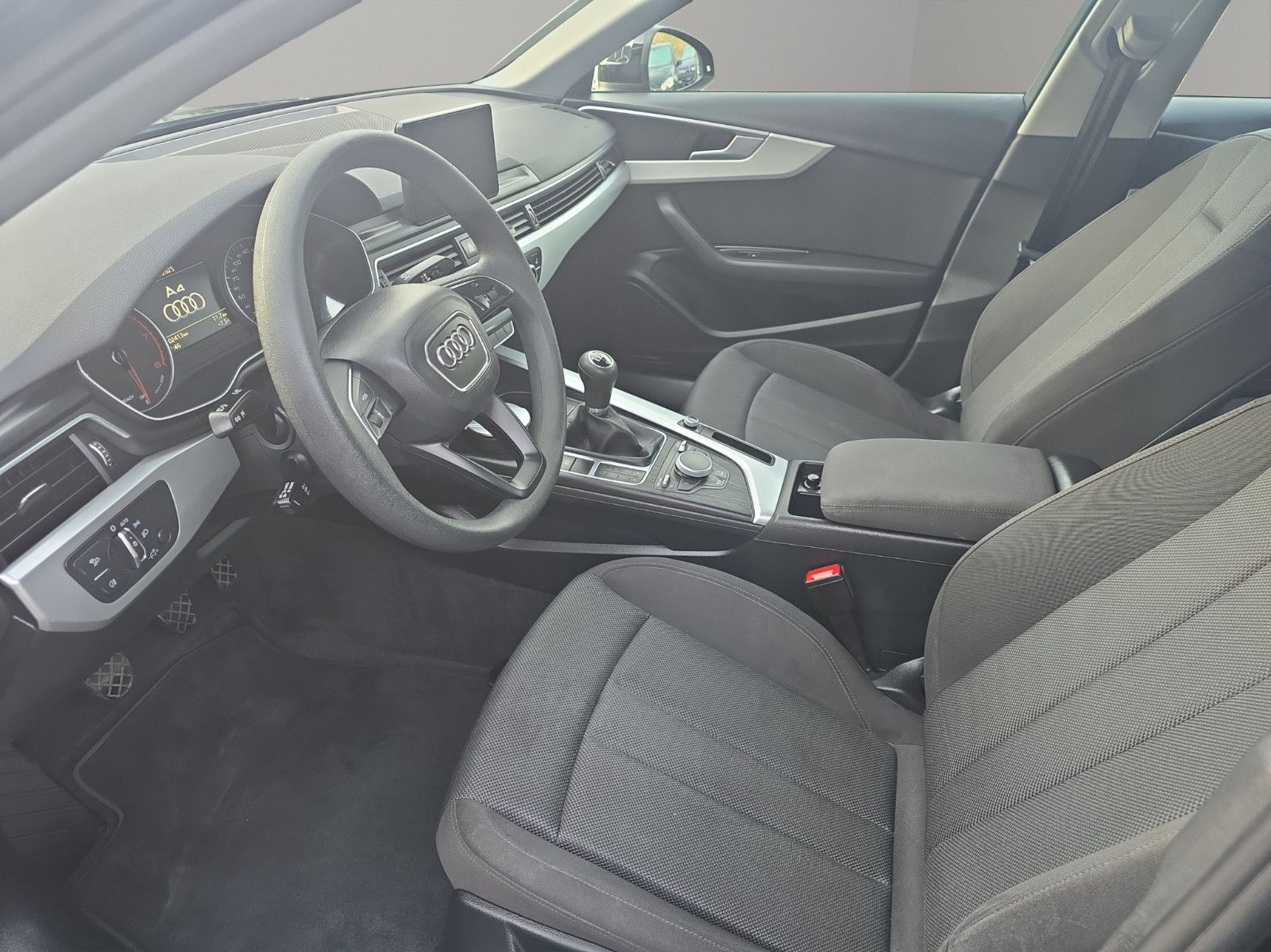 Fahrzeugabbildung Audi A4 Lim. basis/Bi-Xenon/Navi/SHZ/PDC