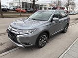 Mitsubishi Outlander Top 4WD LED.Leder.Navi.AHK.SSD.7 Sitze - Mitsubishi Outlander Gebrauchtwagen in München