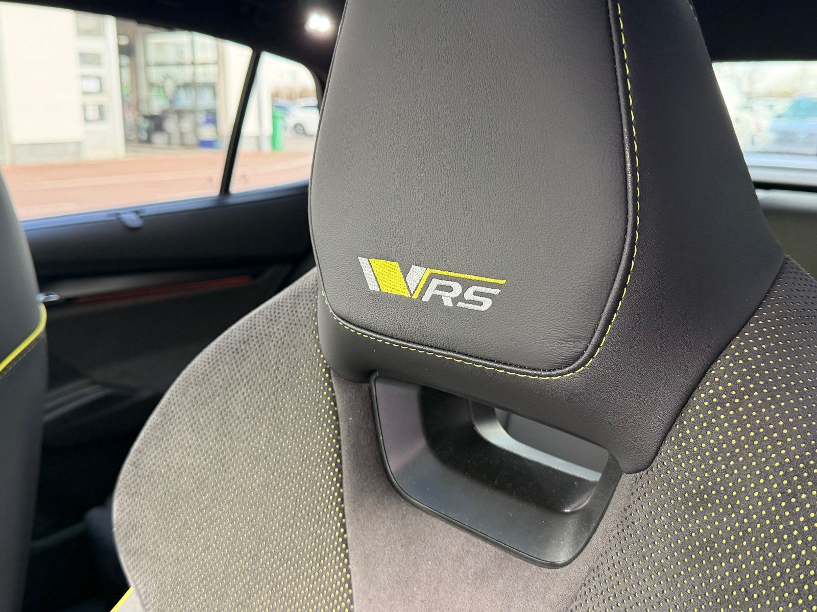 Fahrzeugabbildung SKODA Enyaq RS*ACC*SZHZNG*NAVI*360°*CARPLAY*AMBIENTE*