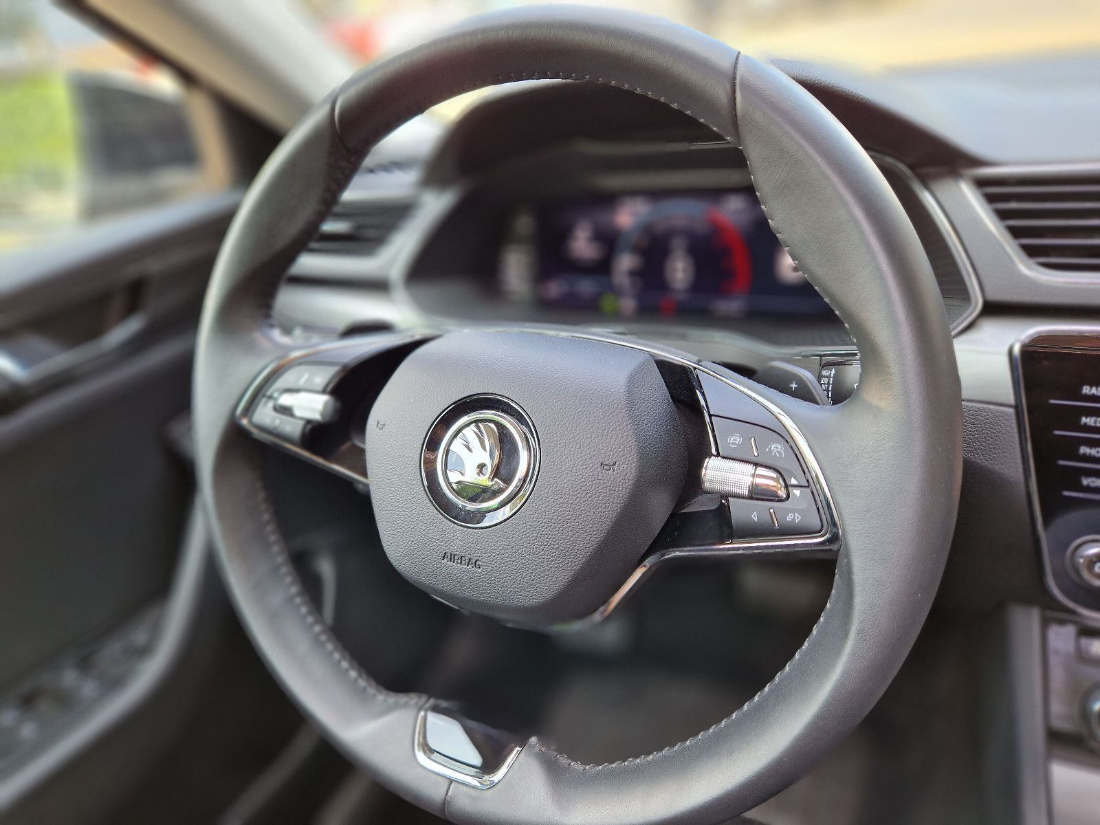 Fahrzeugabbildung SKODA Superb Combi Ambition 2.0 TDI DSG NAVI RFK