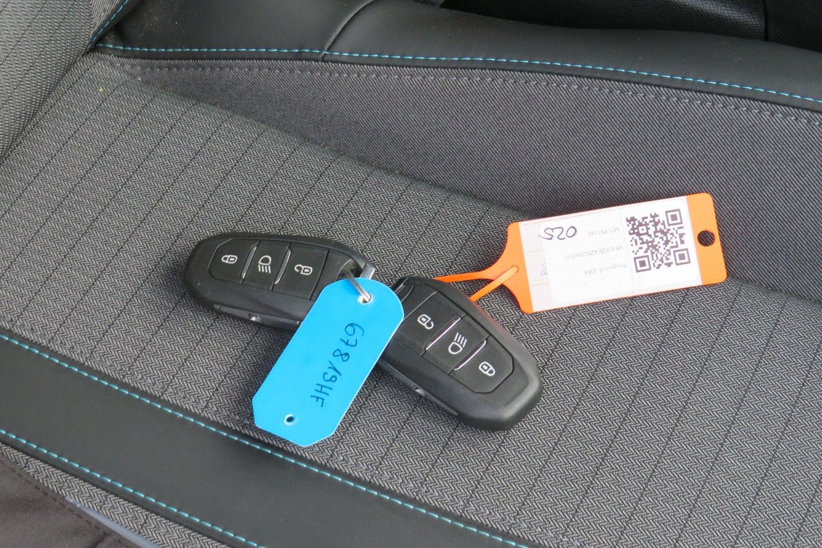 Fahrzeugabbildung Peugeot 2008-E ALLURE APP-CONNECT PDC GRA TELVOR 1.Hd