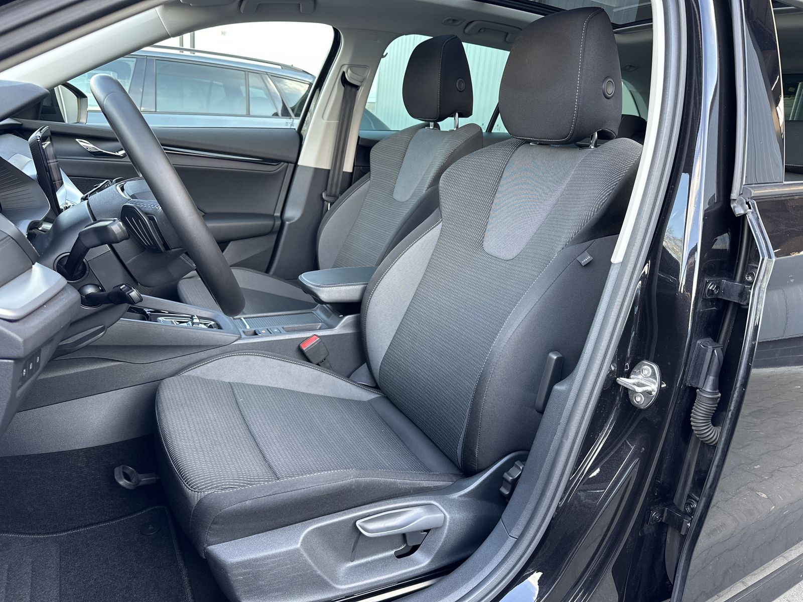 Fahrzeugabbildung SKODA Octavia Combi 2.0 TDI DSG Ambition NAV+LED+PANO