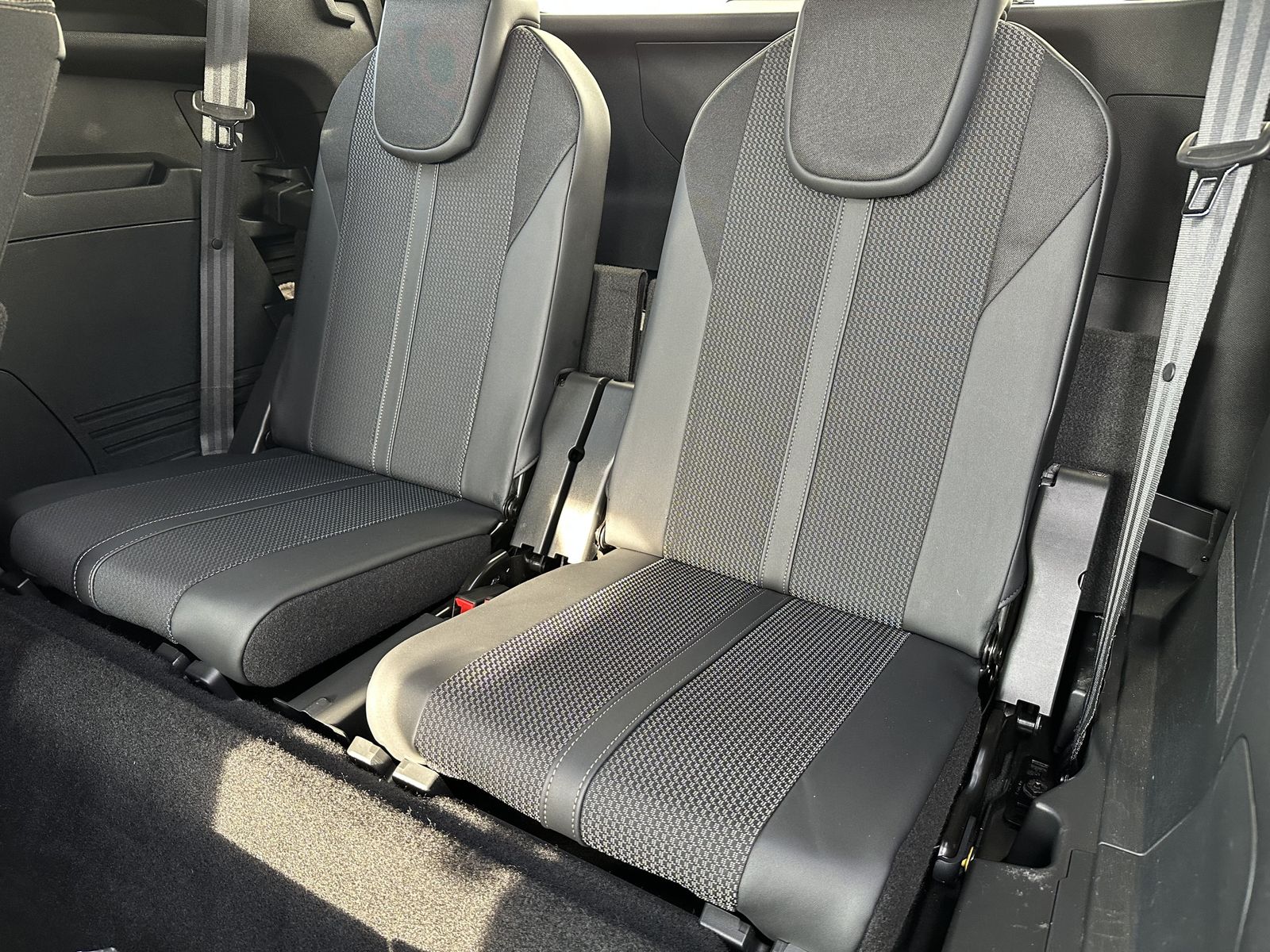 Fahrzeugabbildung Peugeot 5008 BlueHDI EAT8 GT NAV+LED+KAM+V-COKPIT+18ZOLL