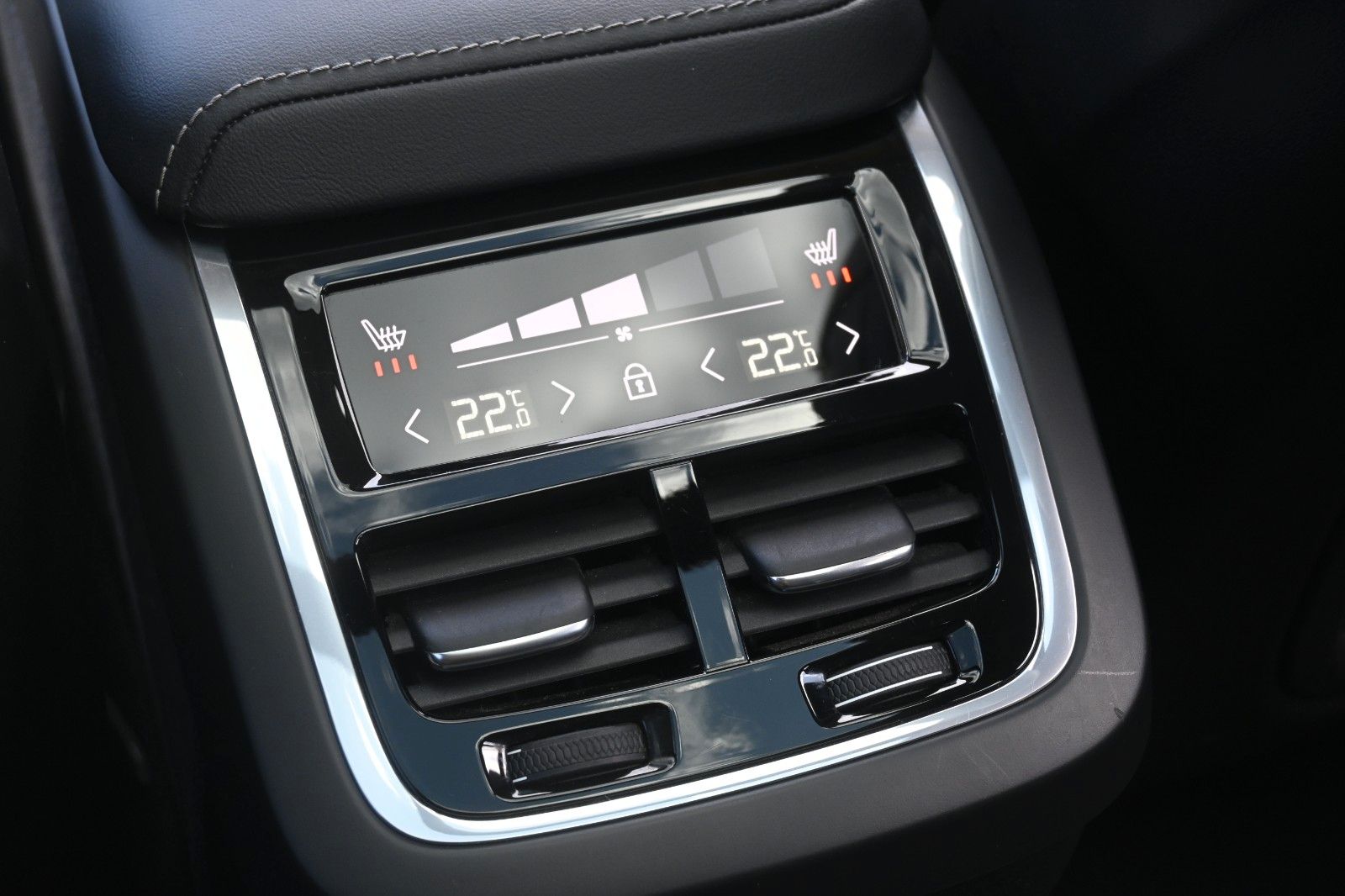 Fahrzeugabbildung Volvo XC60 UltimateDark AWD*MASS*LUFT*HUD*B&W*22"*360°