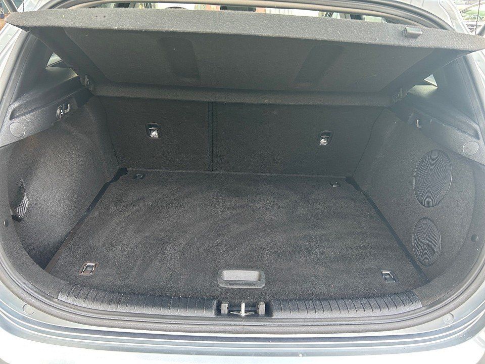 Fahrzeugabbildung Kia Ceed 1.4T 140PS A/T Platinum Edition Kleinwagen