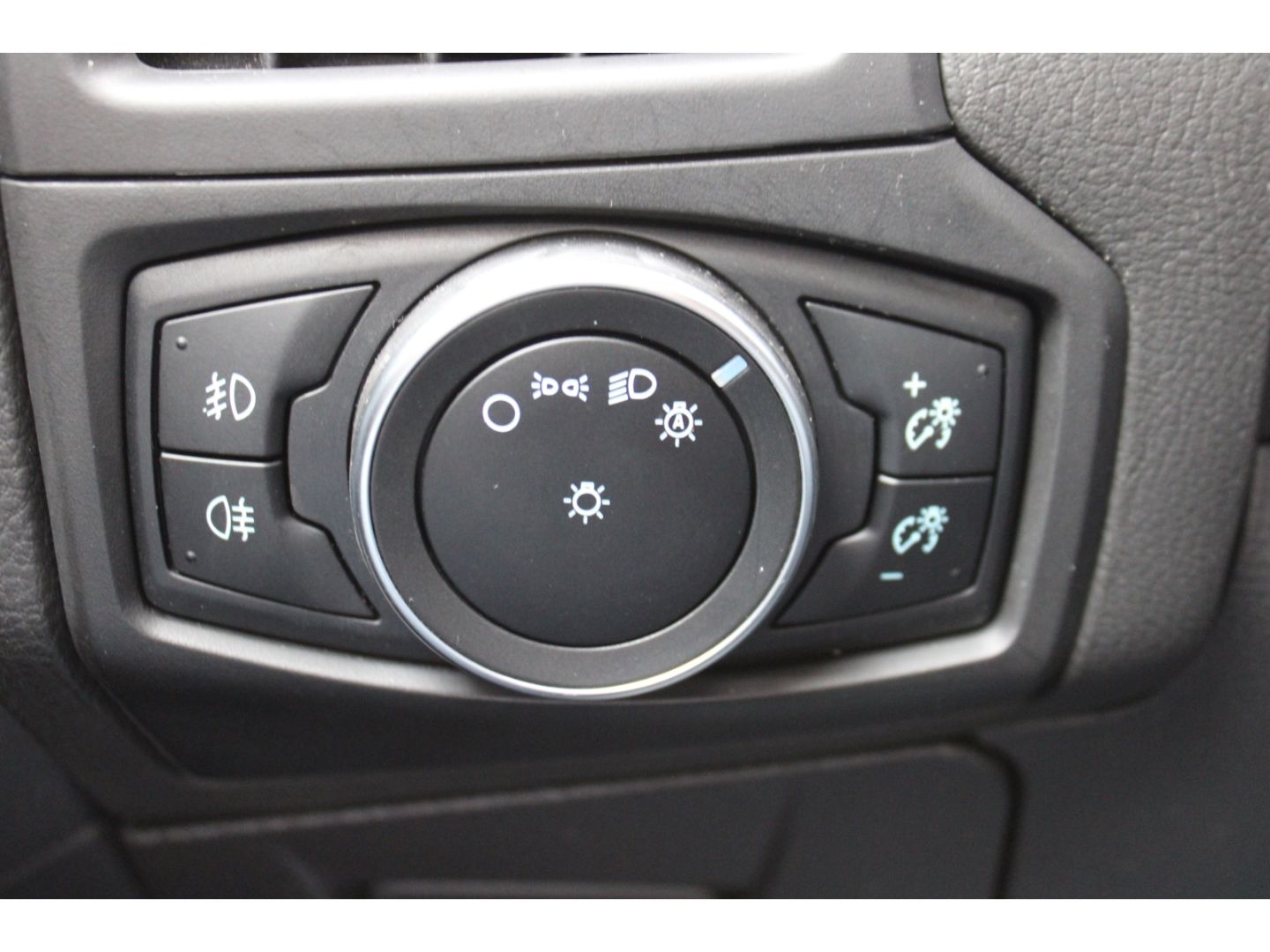 FORD Focus Turnier Titanium 1.5 EcoBoost Xenon RFK GR - Image 14
