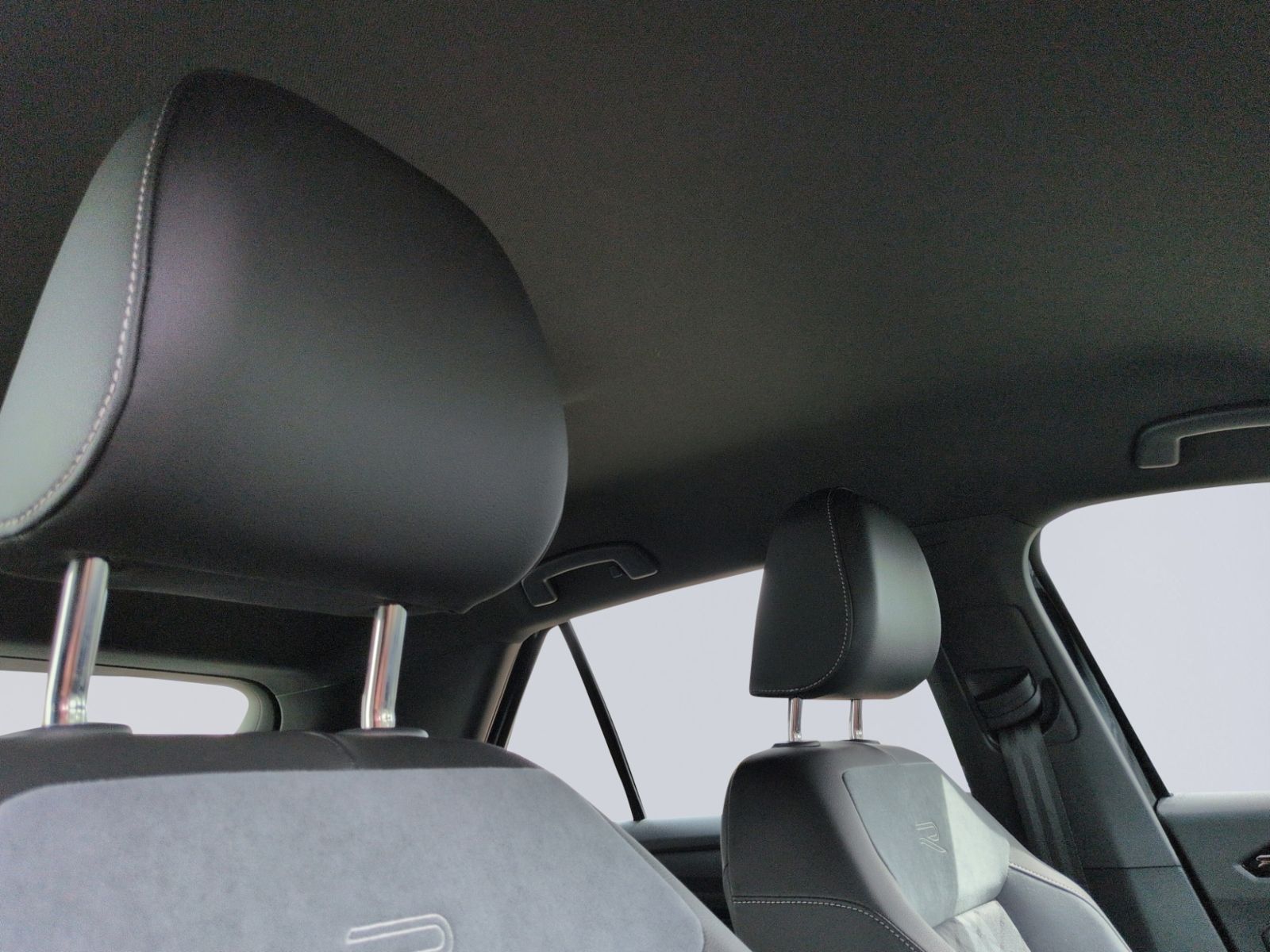 T-Roc R-Line 2.0 TDI 4M DSG AHK+RFK+NAVI+