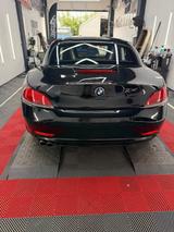 BMW Z4 sDrive23i - - BMW Z4 mit Benzin-Antrieb: Schwarz, Leder, Navigationssystem, Cabrio