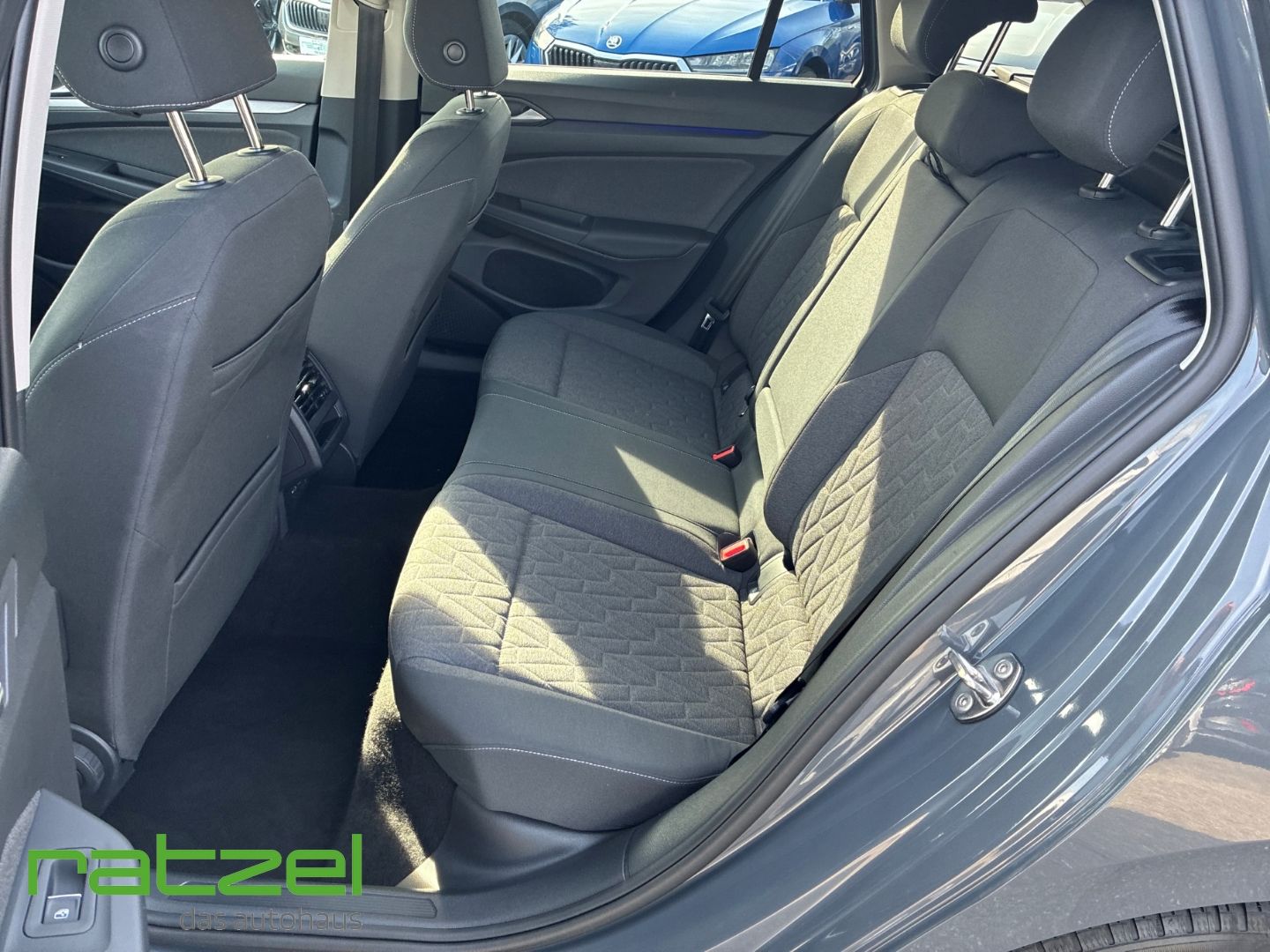 Fahrzeugabbildung Volkswagen Golf Variant 1.5 eTSI DSG Life  LED ACC Apple Ca