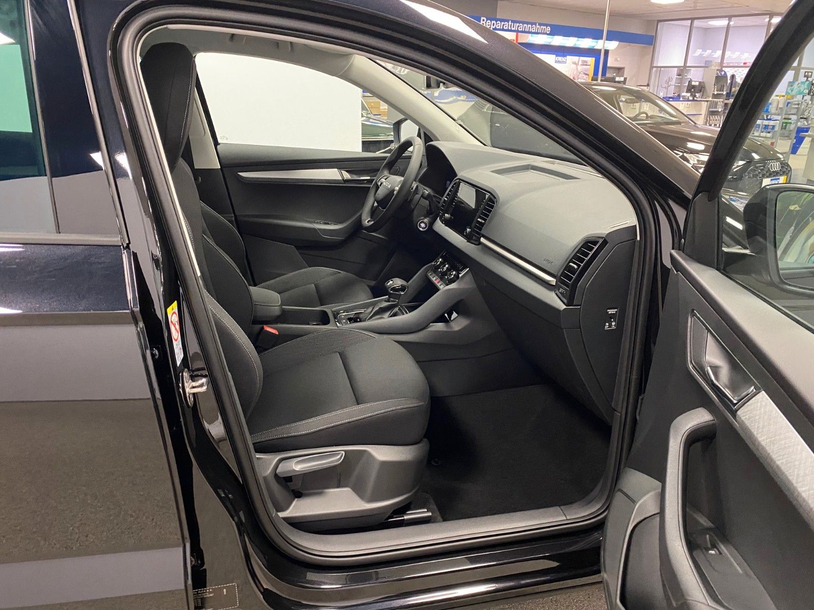 Fahrzeugabbildung SKODA Karoq 1.5 TSI DSG Selection+AHK+KAMERA+16"ALU+BC