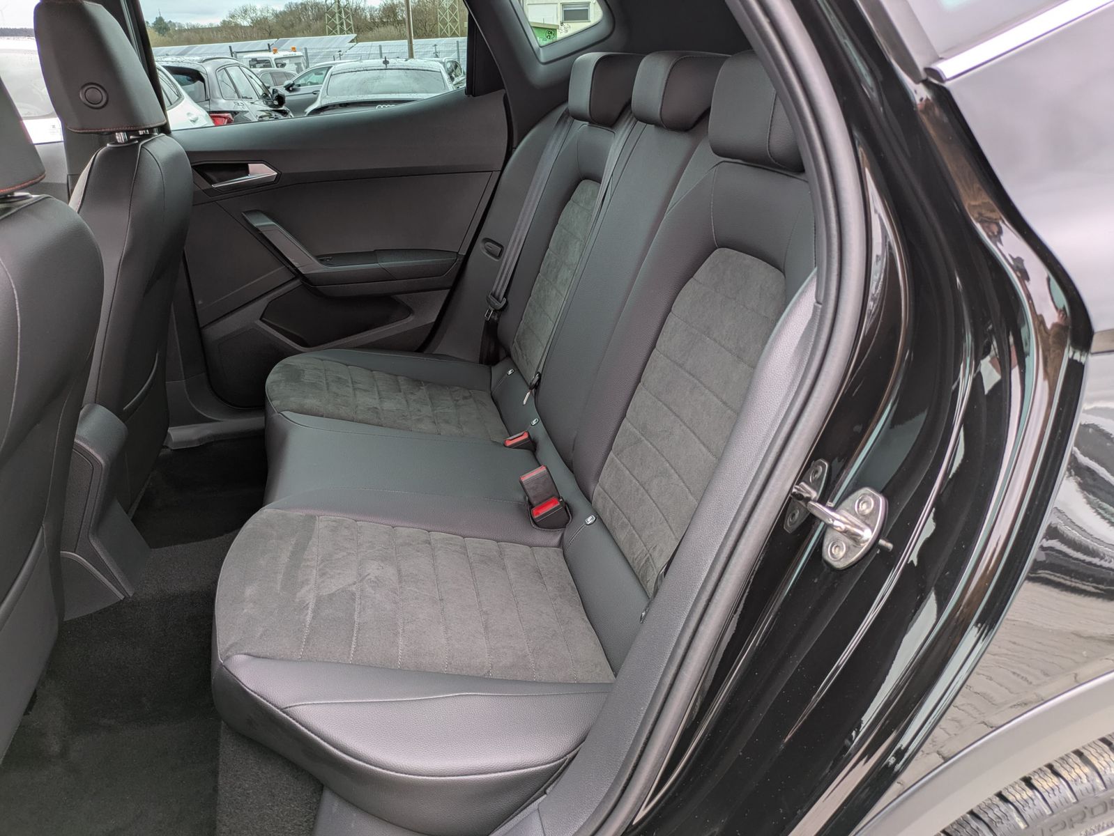 Fahrzeugabbildung SEAT Arona 1.5 TSI FR DSG AHK*ACC*LED*APP*DAB*KAMERA