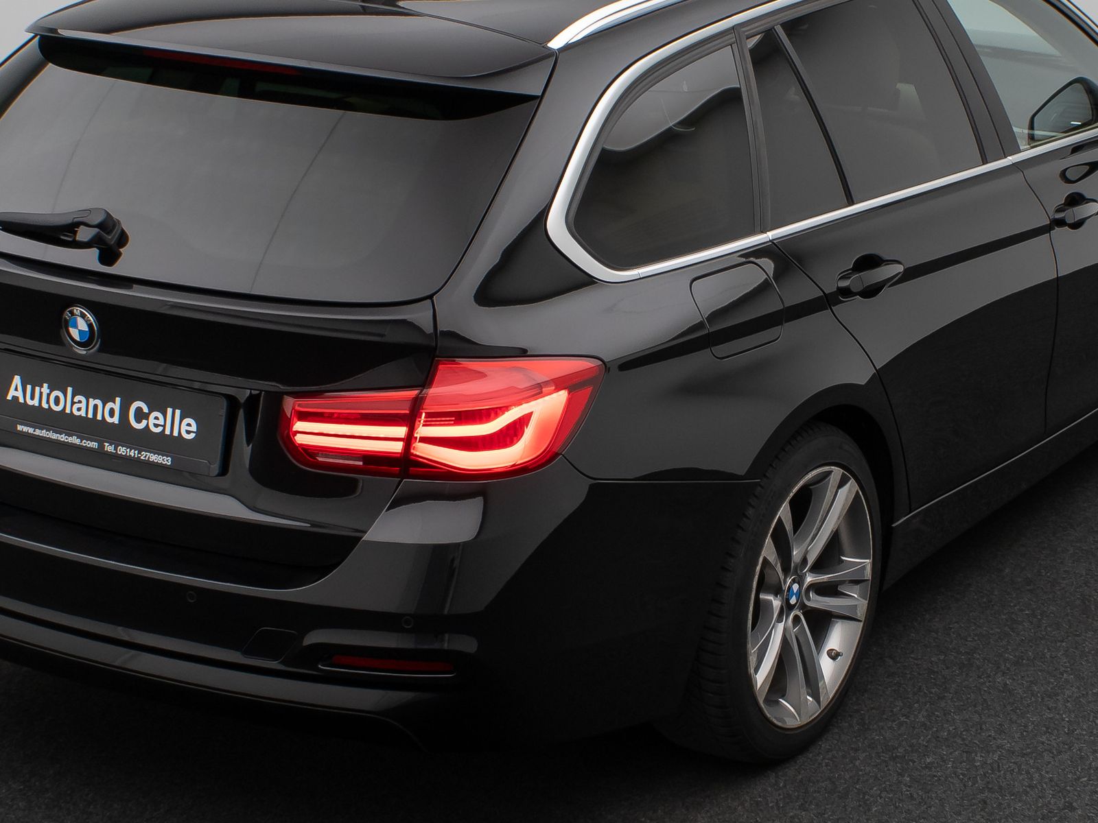 Fahrzeugabbildung BMW 320d xD PDC HUD Lenkrhzg Stop&Go Alarm Komfort