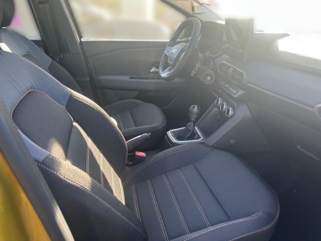 Fahrzeugabbildung Dacia Sandero III Stepway Expression Winter-Paket+Navi
