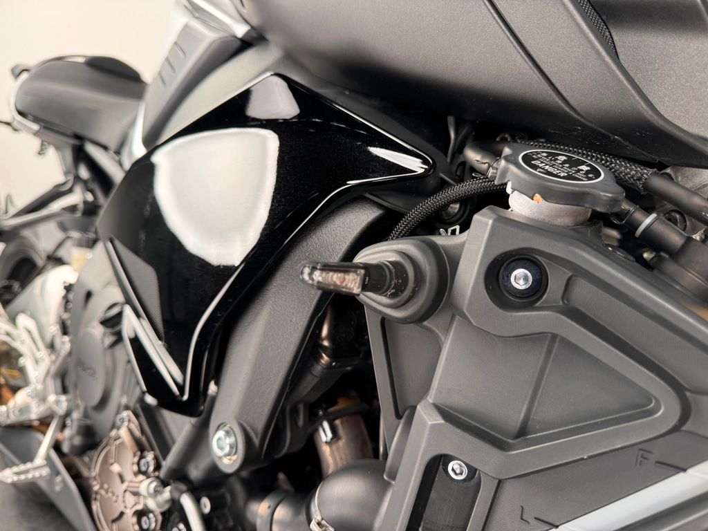 Fahrzeugabbildung Yamaha MT-10 SP *AKRA *1. HAND *SERVICE NEU