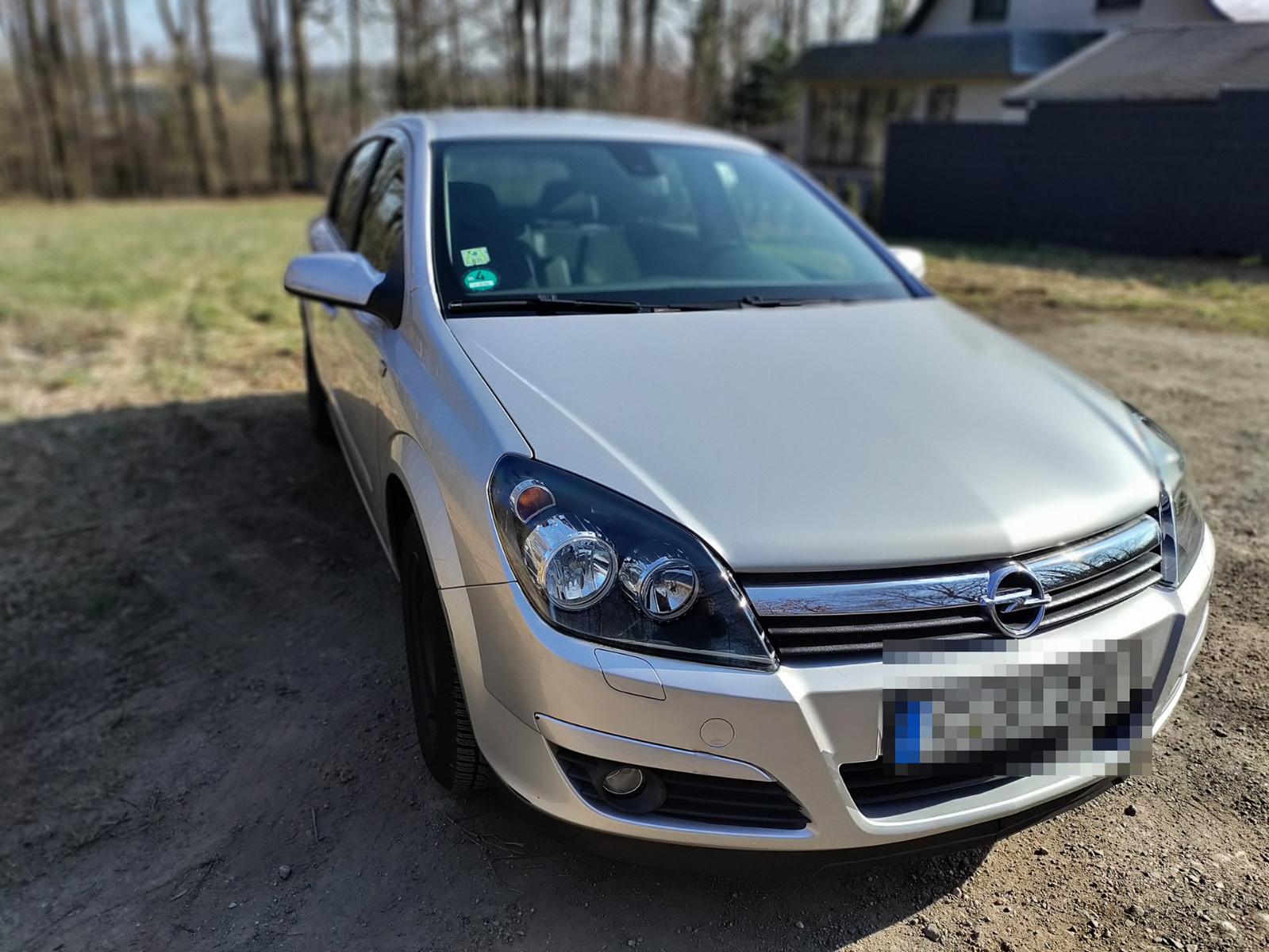 Opel Astra 2004 — rear view