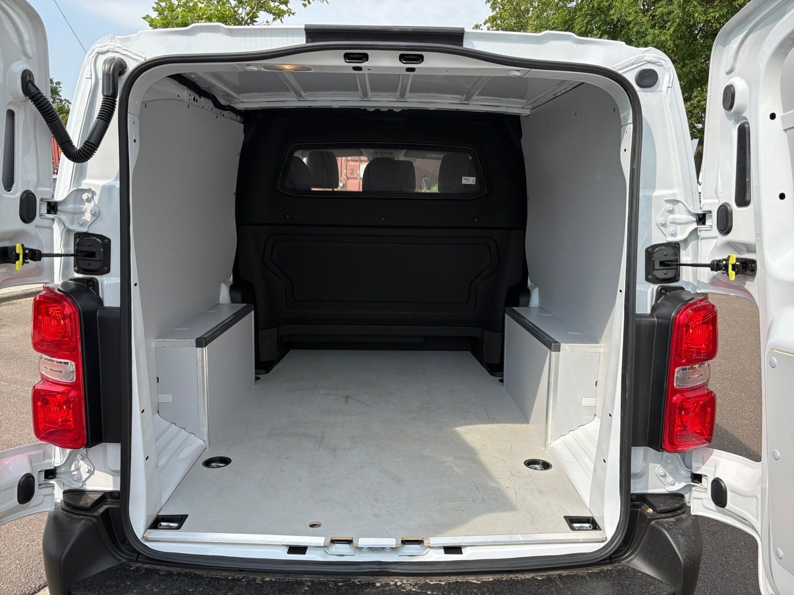Fahrzeugabbildung Peugeot Expert DoKa L3 BlueHDi 180 EAT8 Doppelkabine
