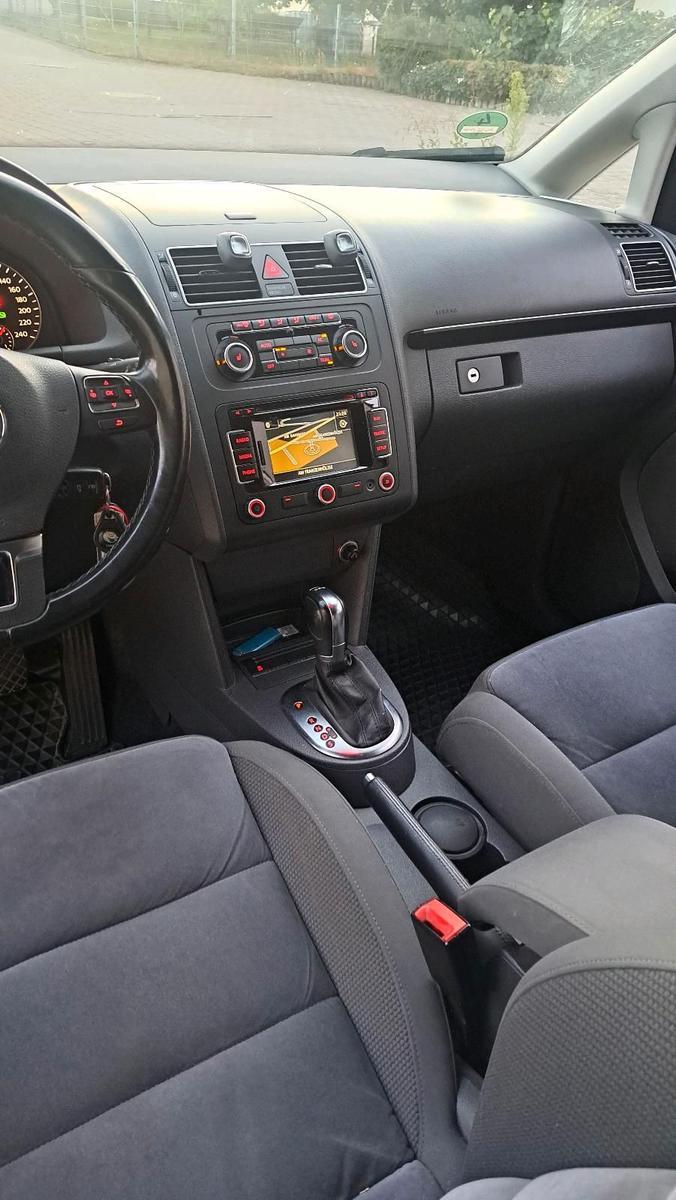 Volkswagen Touran 2010 — photo 9
