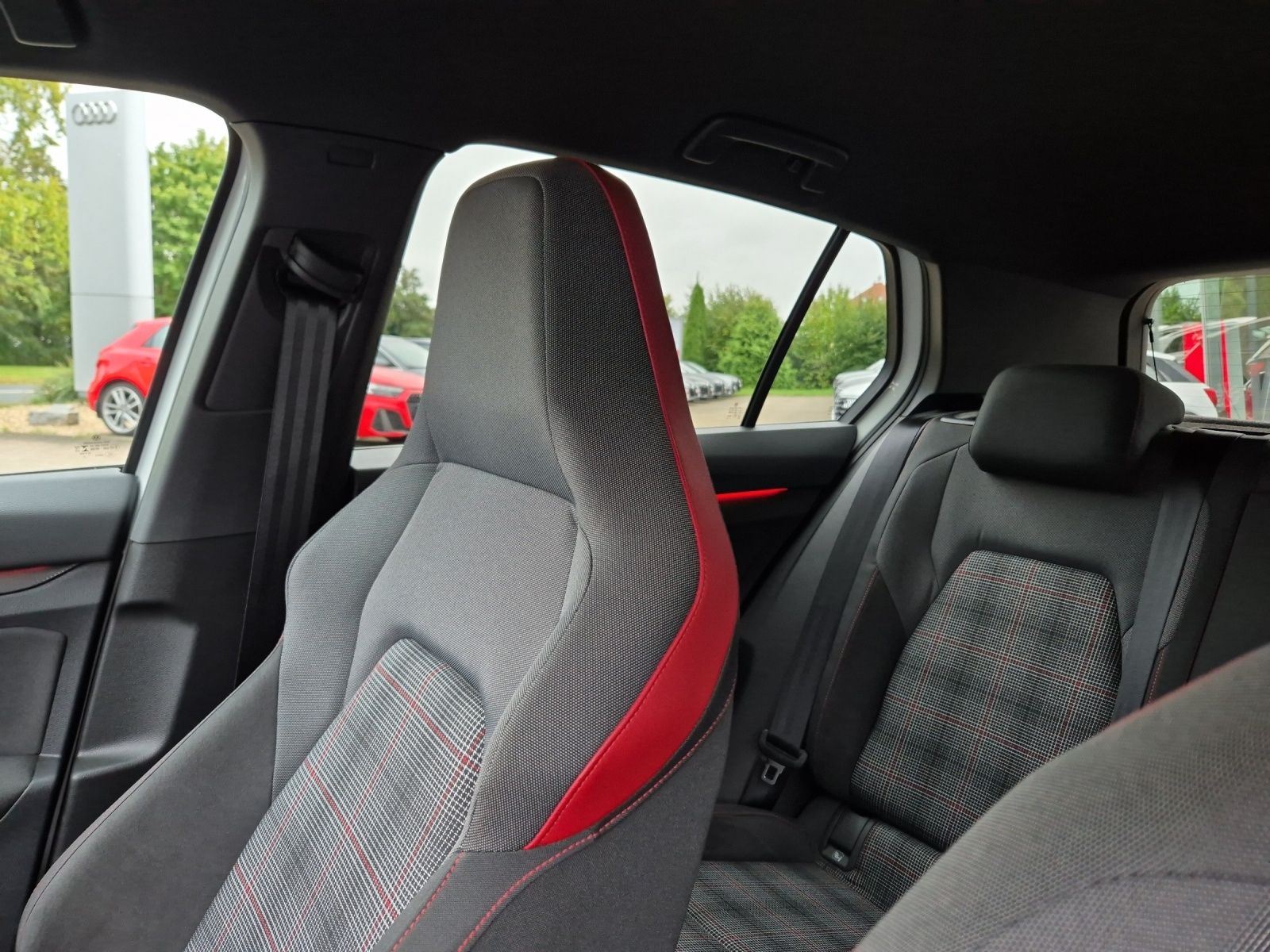 Fahrzeugabbildung Volkswagen Golf VIII GTI TSI DSG ACC LED AHZV