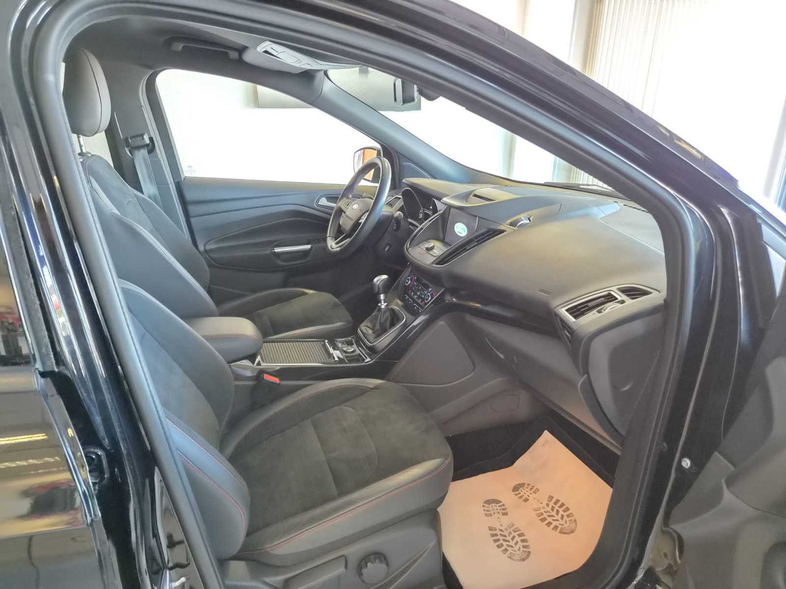 Fahrzeugabbildung Ford Kuga ST-Line/Xenon/GARANTIE/1. HAND