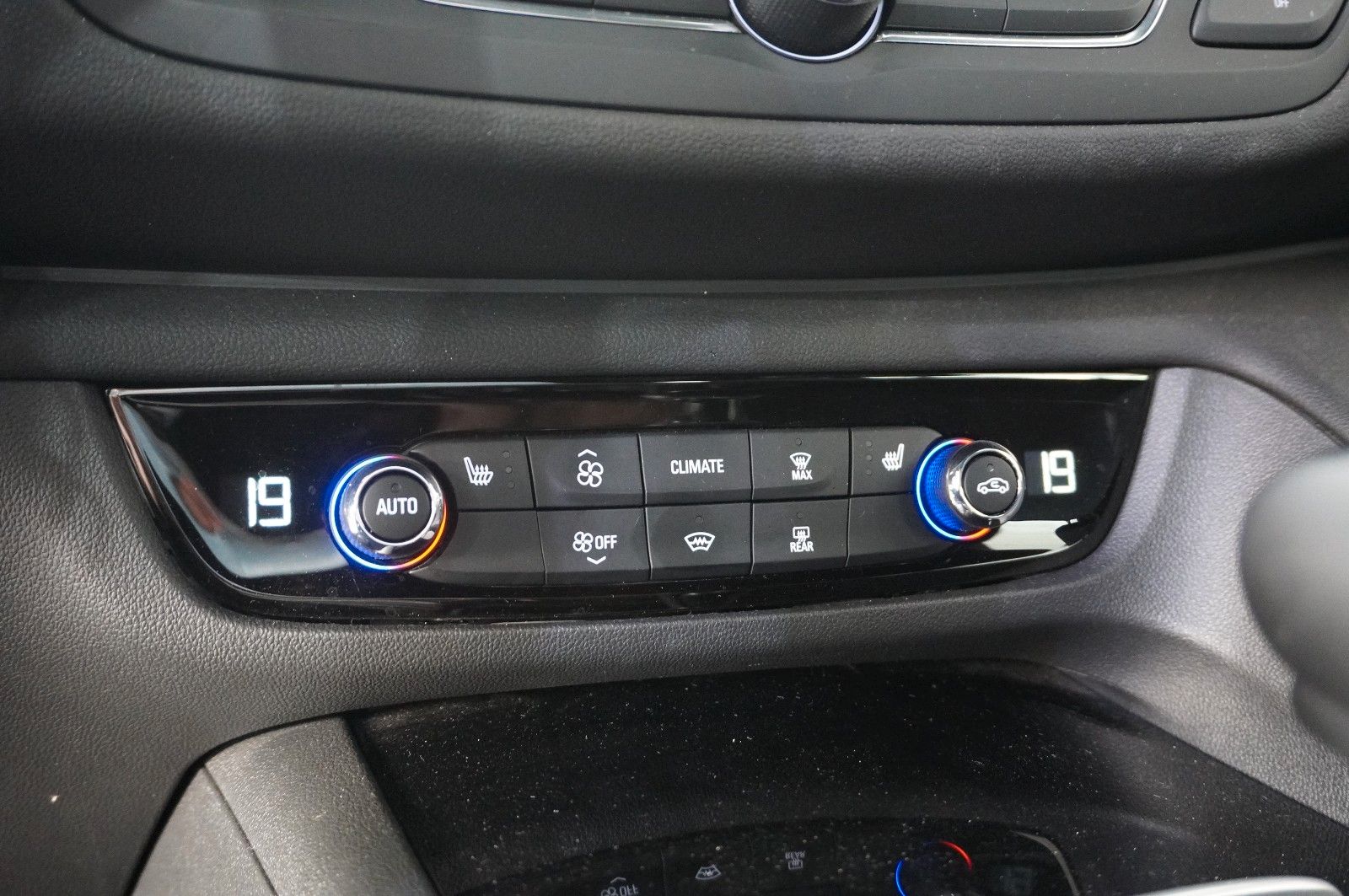 Fahrzeugabbildung Opel Insignia B ST 2.0T ELEGANCE NAVI/LED/VIRT./DAB+