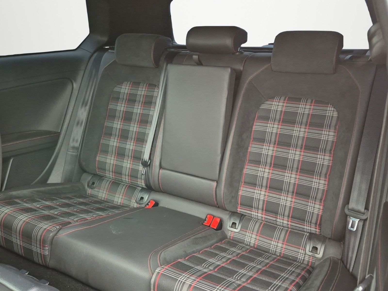 Fahrzeugabbildung Volkswagen GOLF VII GTI PERFORM DSG KAM NAVI XENON DYNAUDIO