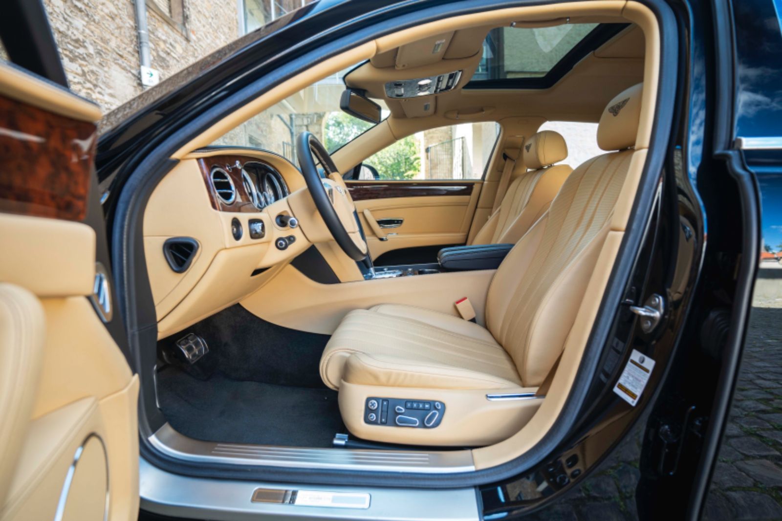 Fahrzeugabbildung Bentley Flying Spur 6.0 W12 Autom. Bixenon NAVI PDC KAM