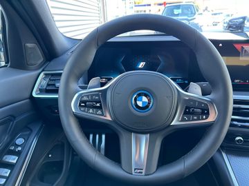 BMW 330e xDrive Limousine M Sportpaket HiFi DAB LED
