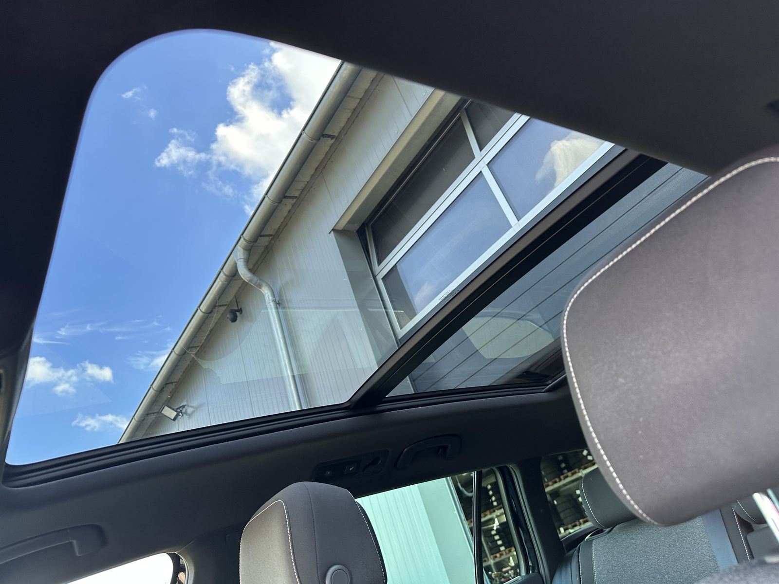 Fahrzeugabbildung Volkswagen Passat Variant R-Line NAV+MATRIX+AHK+PANO+HEADUP
