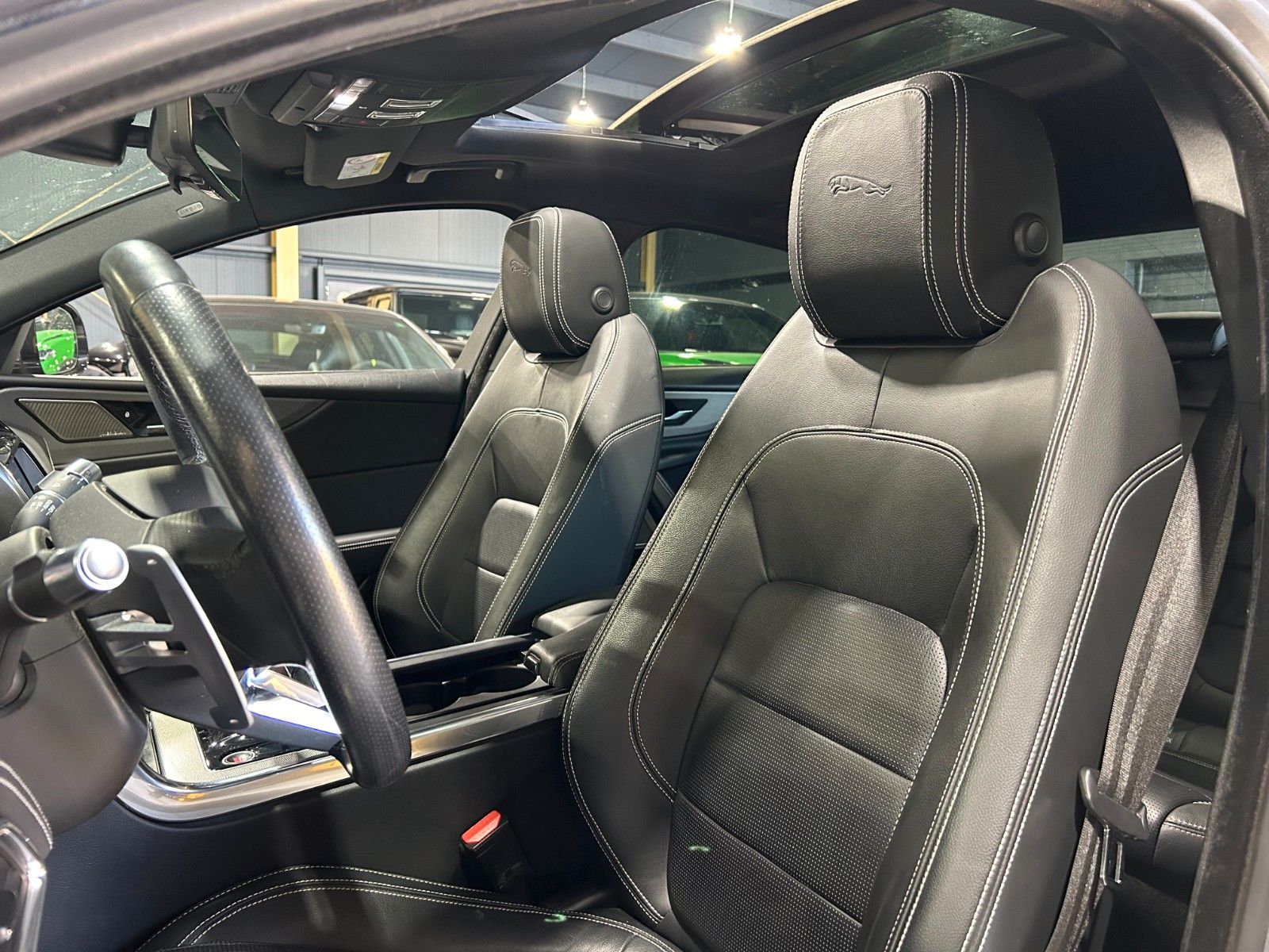 Fahrzeugabbildung Jaguar XE R-Dynamic SE AWD/HEAD-UP/KAMERA/NAVI/APPLE