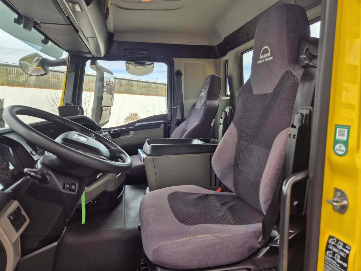Fahrzeugabbildung MAN TGS 18.430 4x4 BL Kran HMF 1130K-RCS Funk AHK