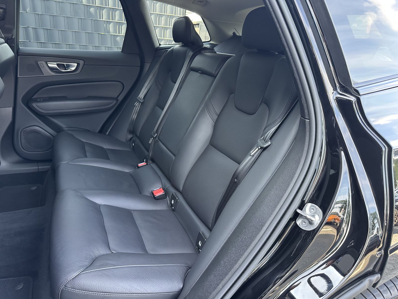Fahrzeugabbildung Volvo XC60 B4 D Plus Dark NAV+MATRIX+ACC+21ZOLL+ALARM
