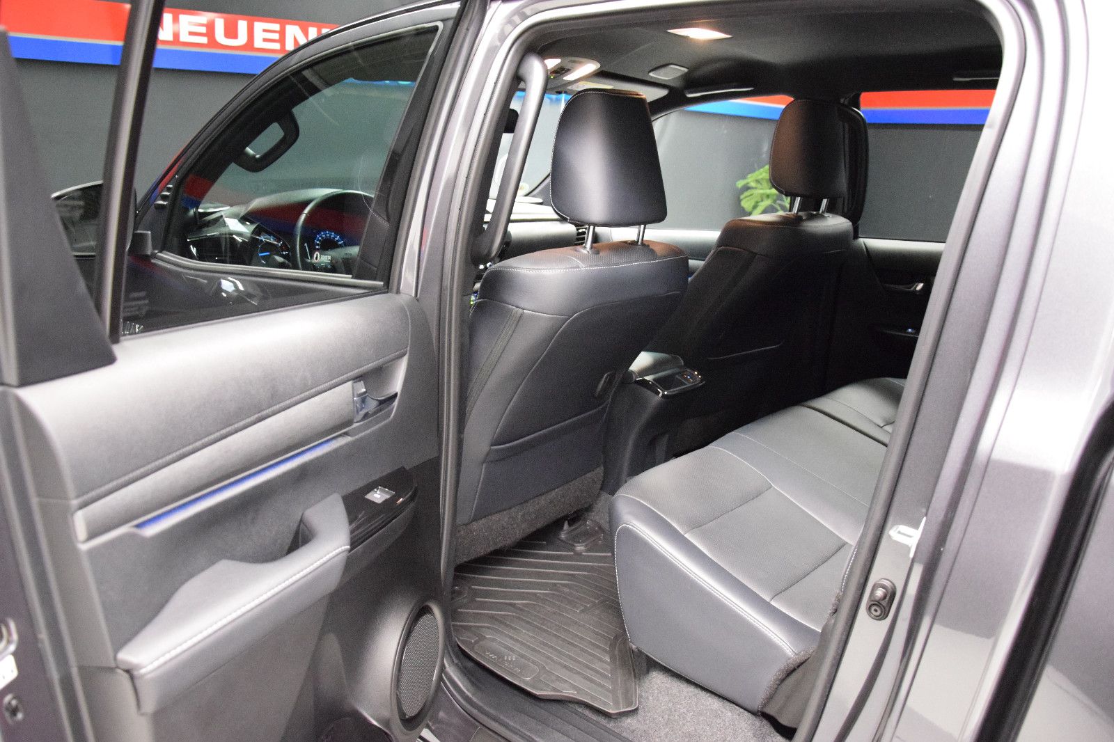 Fahrzeugabbildung Toyota Hilux 4x4 Invincible DoKa AHK JBL Keyless LED