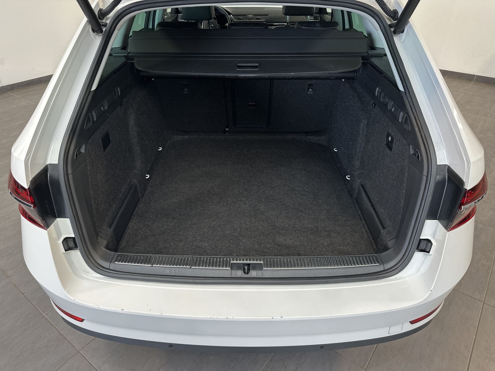 Fahrzeugabbildung SKODA Superb Combi 2.0 TDI DSG L&K NAV+LED+AHK+PANO+SH