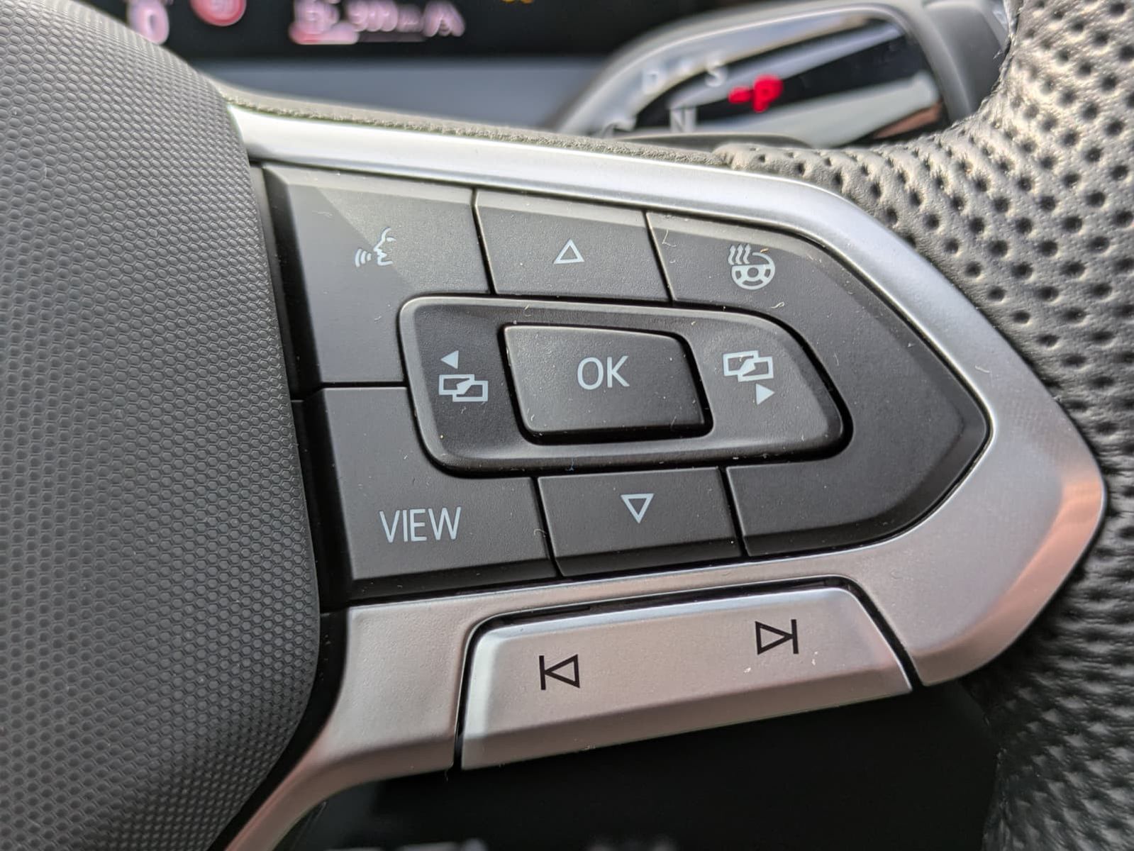 Fahrzeugabbildung Volkswagen Tayron 2.0 TDI 4M R-Line 7Si*MATRIX*AHK*PANO*HUD