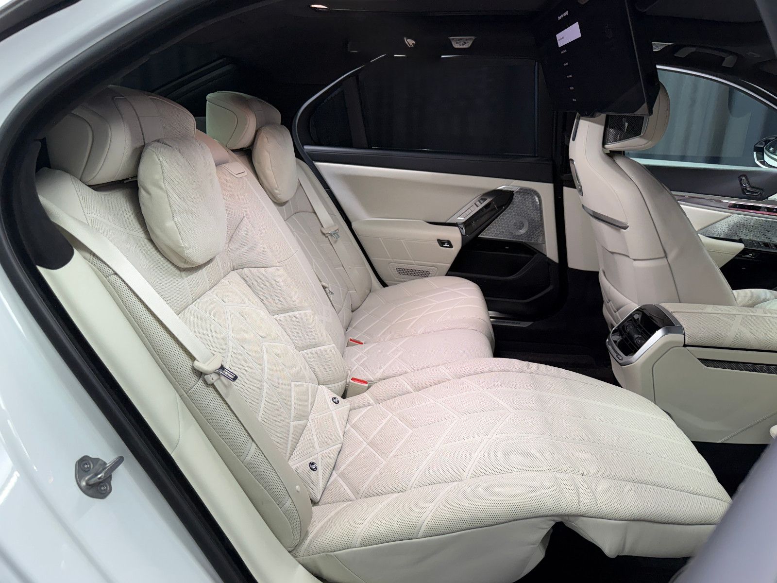Fahrzeugabbildung BMW M760 e xDrive M-SPORT|TV|B&W|SKY-LOUNGE|MEGAVOLL