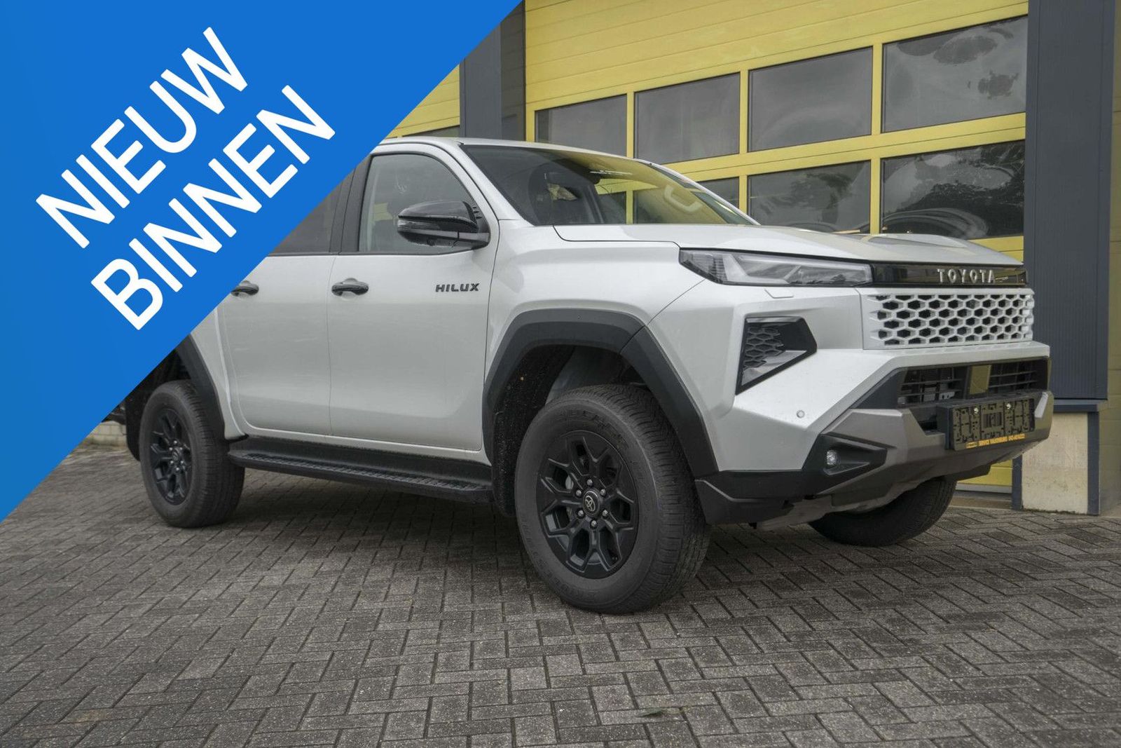 Toyota Hilux 2.8 D-4D Hybrid Invincible JBL Pearl White