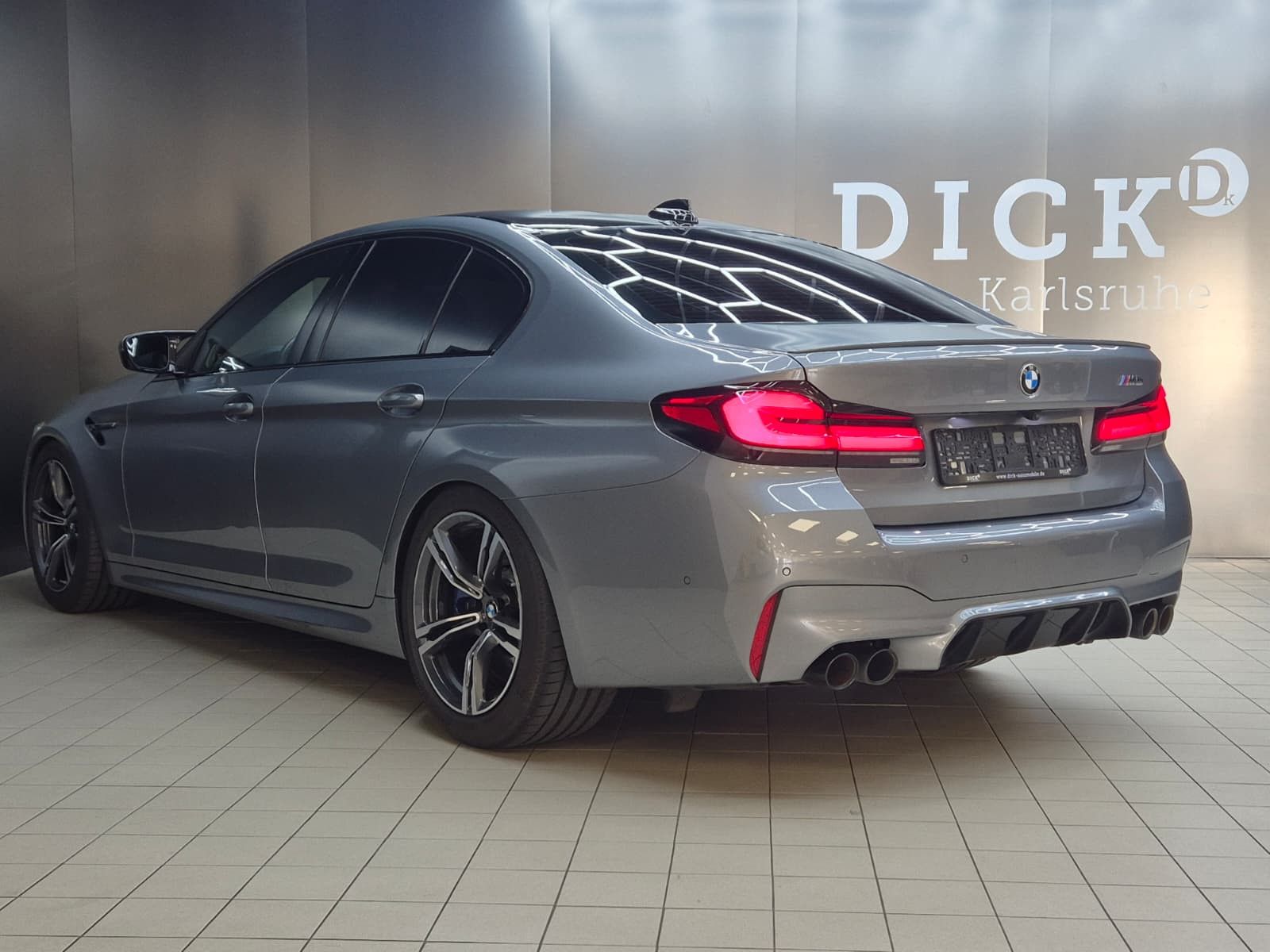 Fahrzeugabbildung BMW M5 Lim. >CARBON+SOFT+LED+HEAD+H&K+MEMO+ACC+360°+
